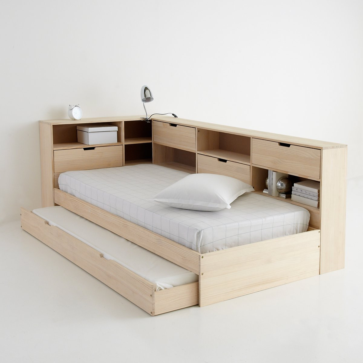 Interieurs Cama com gaveta, nichos e estrado de ripas, Yann