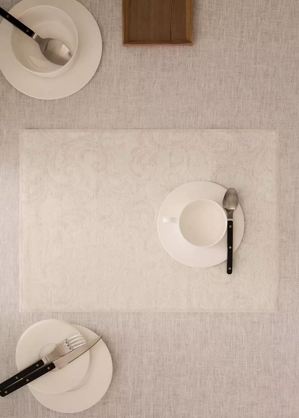 Set de table enduit en jacquard avec finition overlock, MANGO HOME