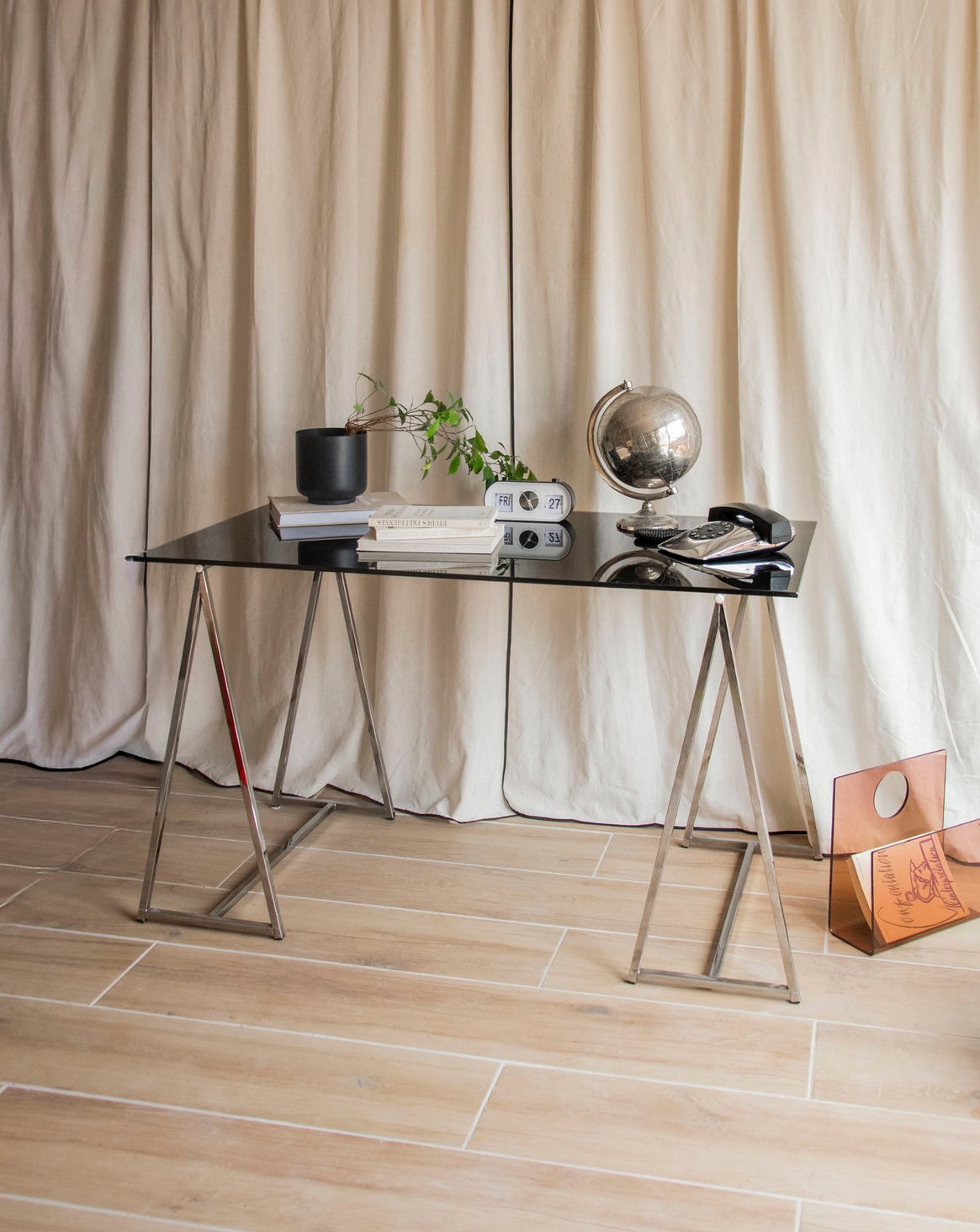 Bureau au plateau en verre fumé et pieds en chrome Yvan N°547 - Bon état, DEBONGOUT