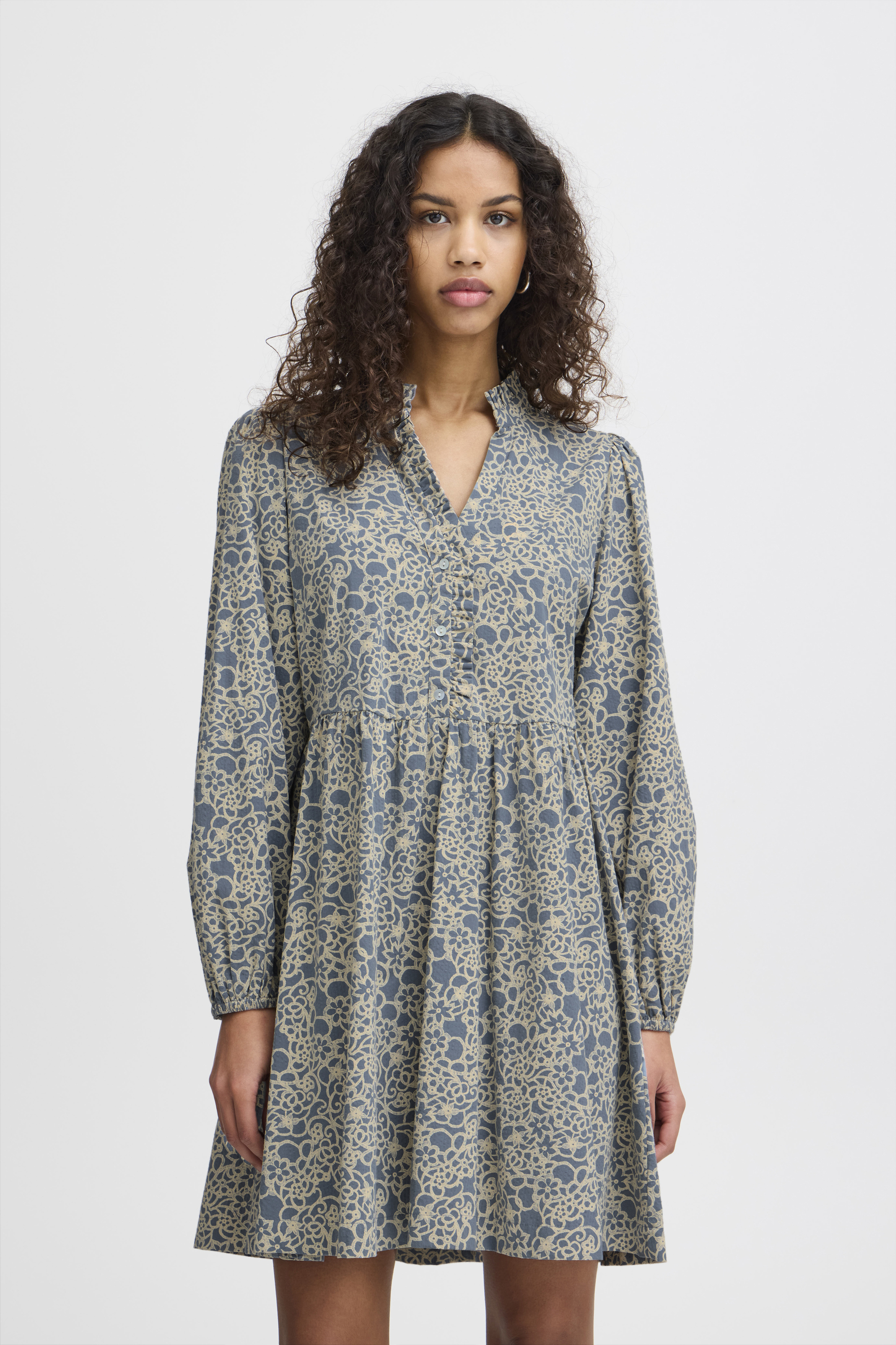 Robe courte col V bordé de volants, manches longues, ICHI