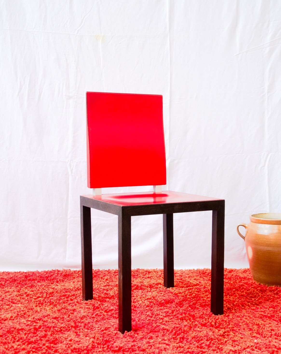 Chaise en bois et cuir rouge Alma N°2130 - Bon état, DEBONGOUT
