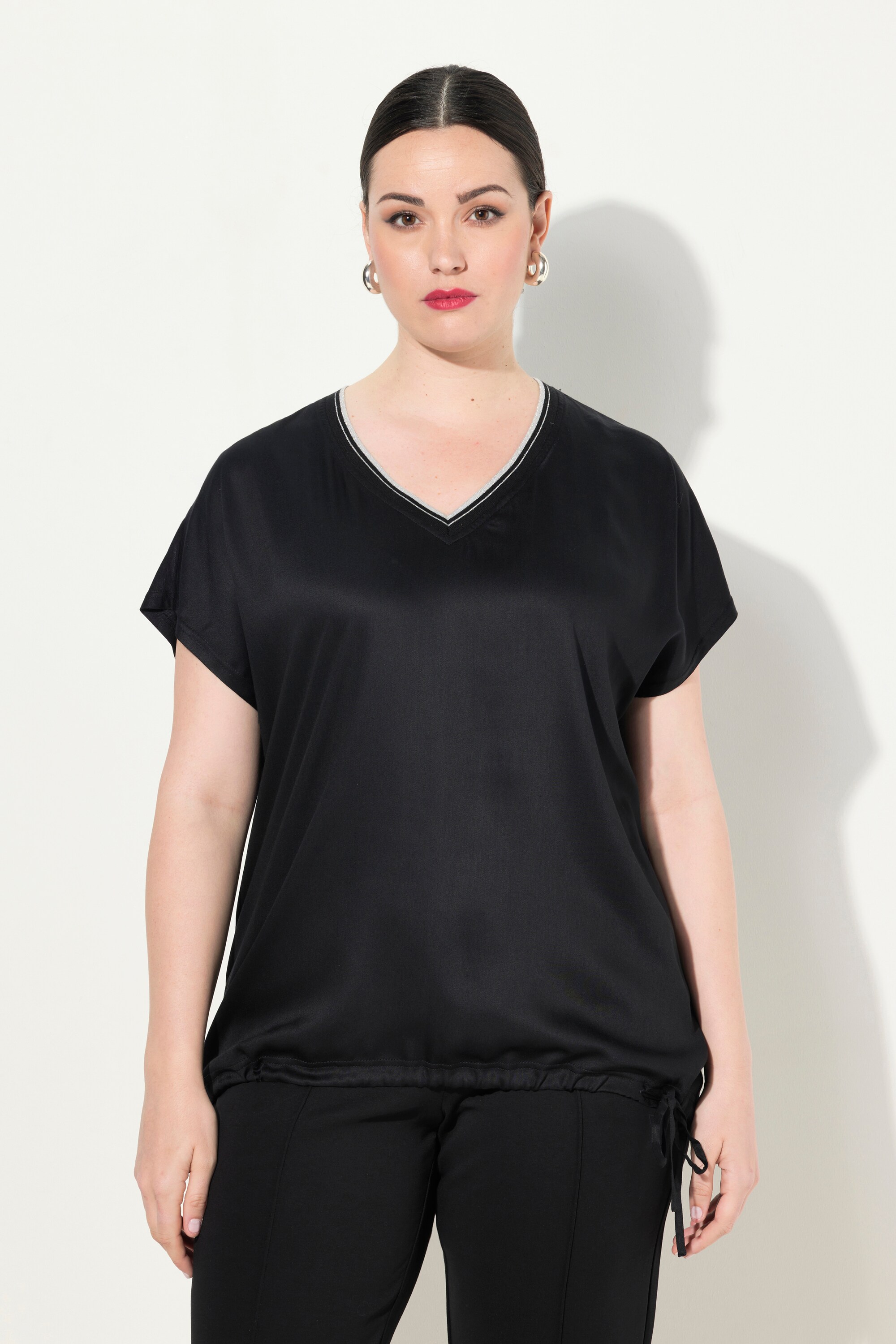Blouse avec satin sur le devant. Décolleté, ULLA POPKEN