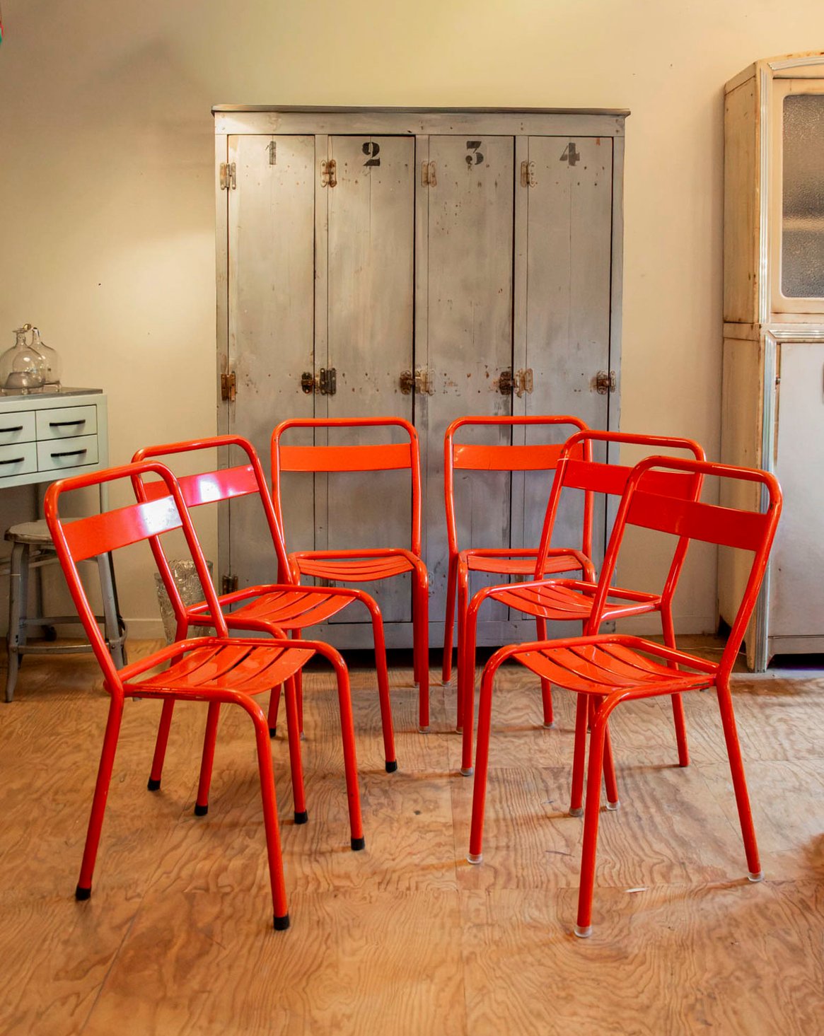 Lot de 6 chaises en métal rouges Alma N°2034 - Bon état, DEBONGOUT