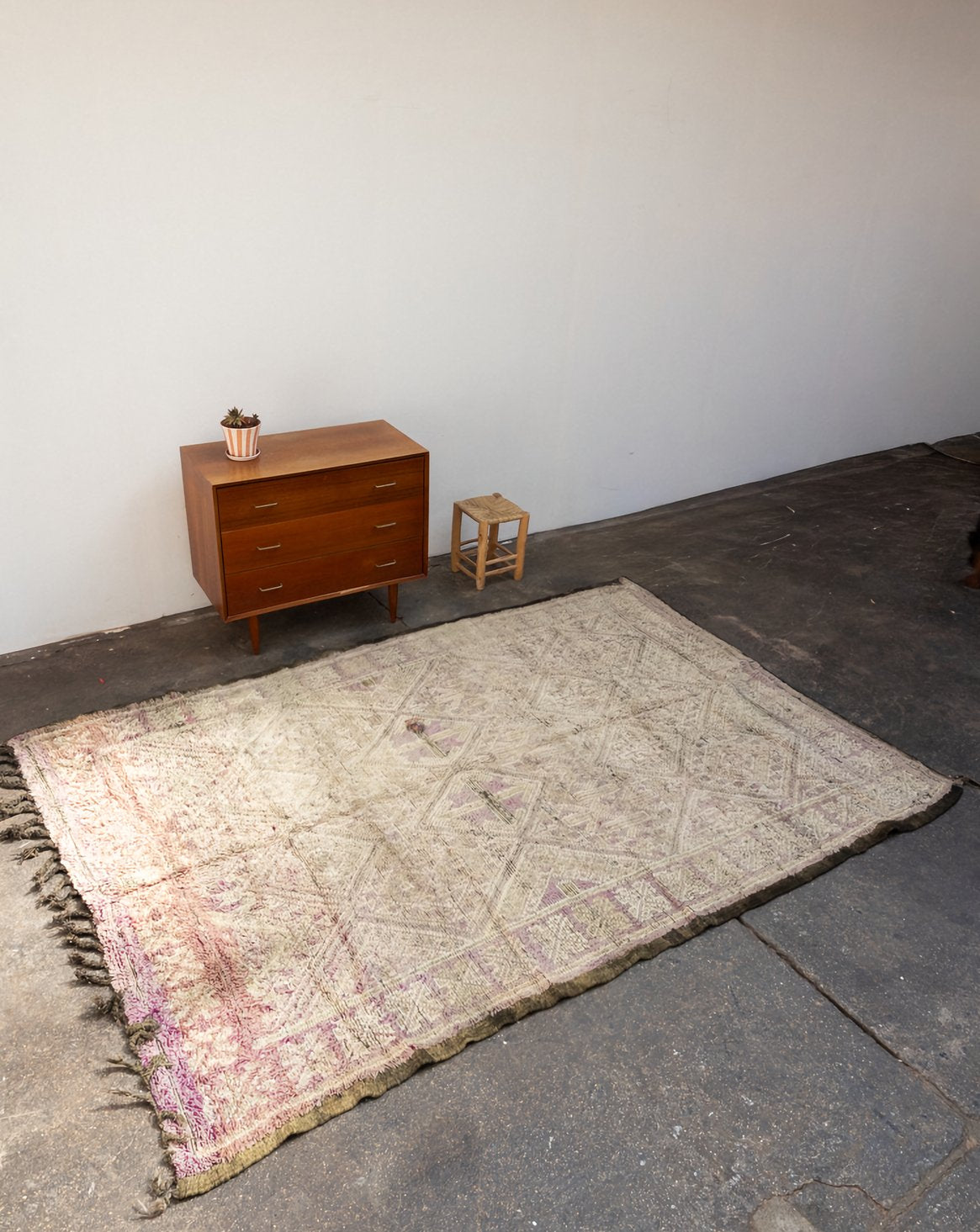 Grand tapis vert et violet en laine Olivier N°34 - Bon état, DEBONGOUT
