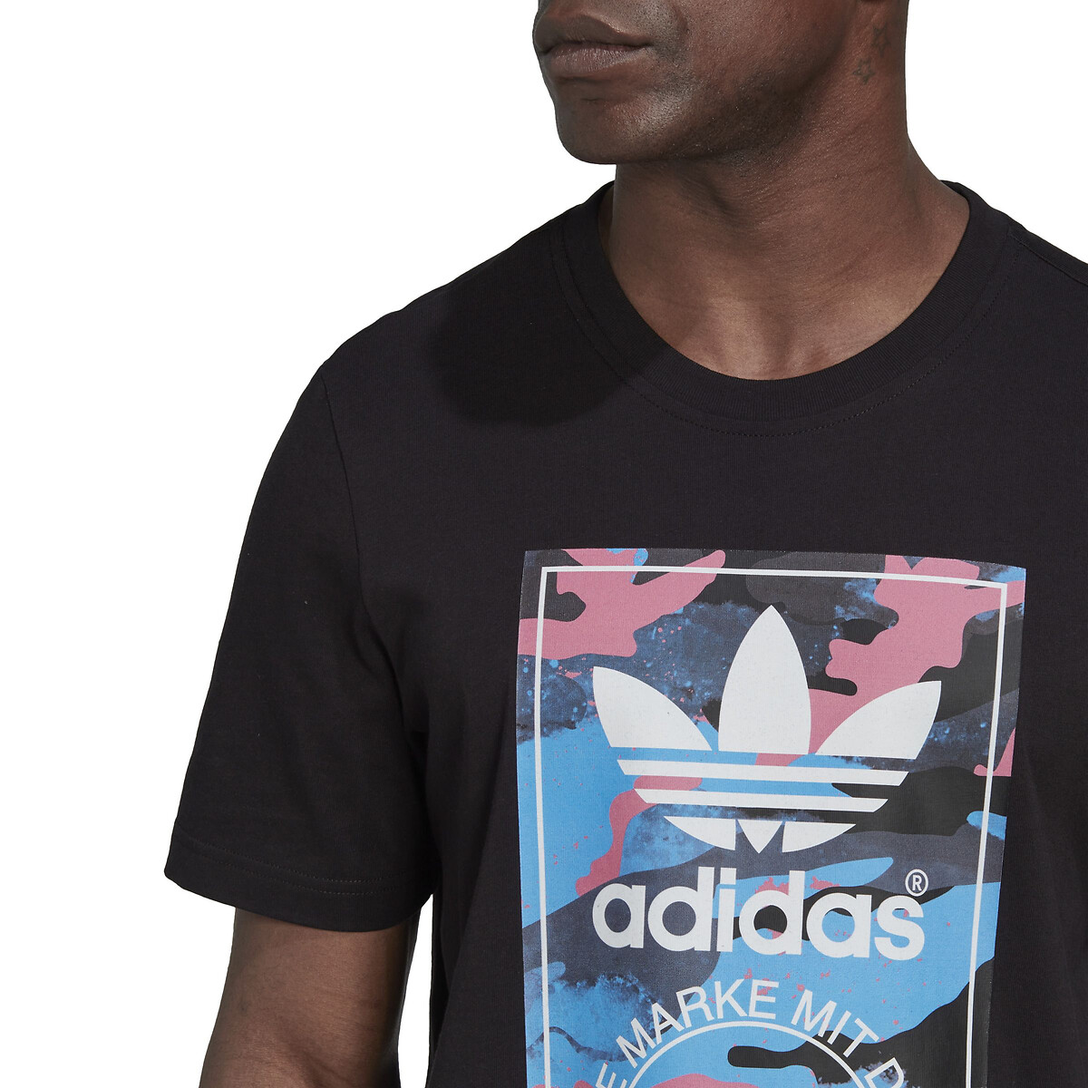 Camiseta de cuello redondo y corta, estampado de camuflaje negro Adidas Originals | La