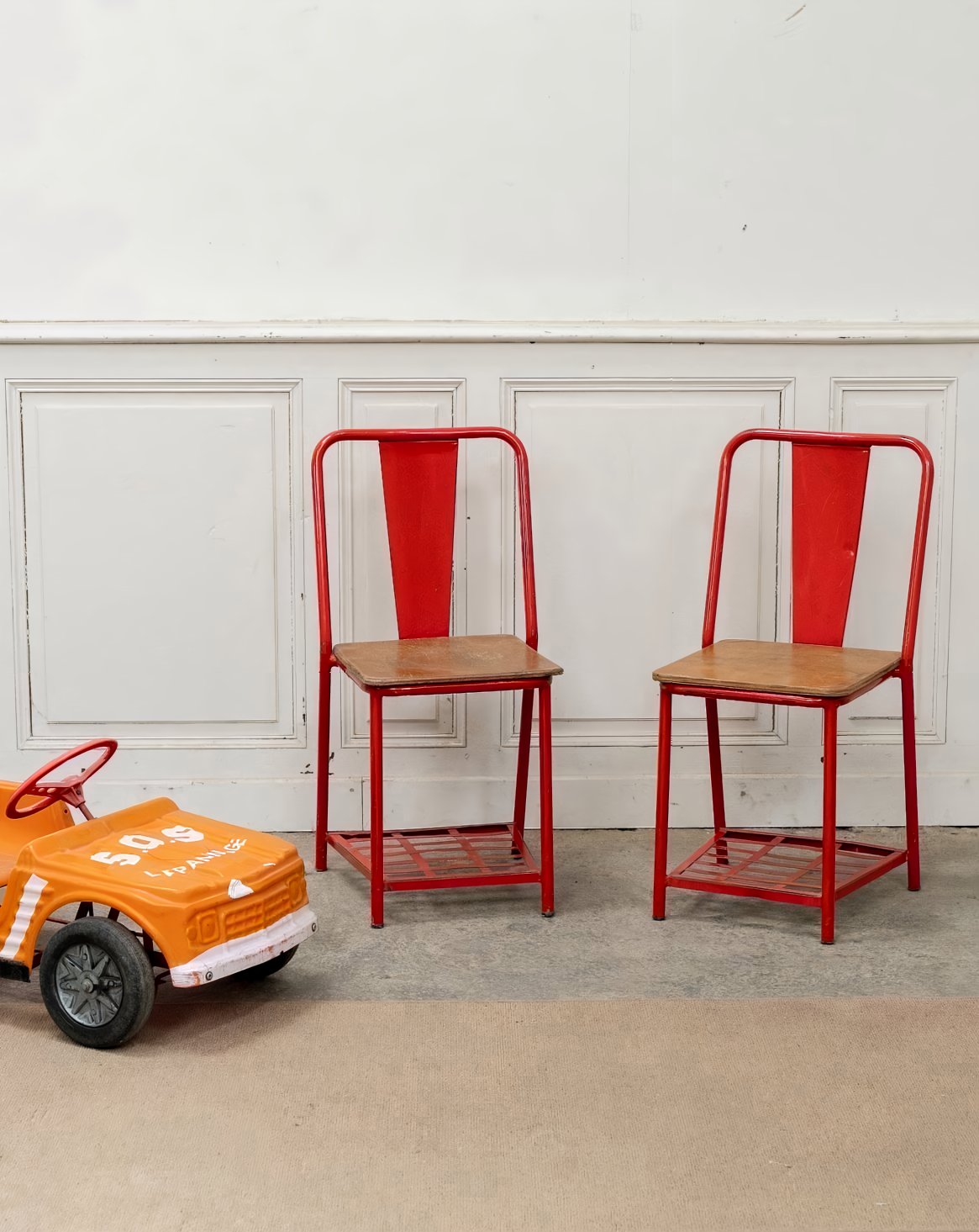 Paire de chaises chevet Tolix en métal rouge et bois Alma N°1707 - Bon état, DEBONGOUT