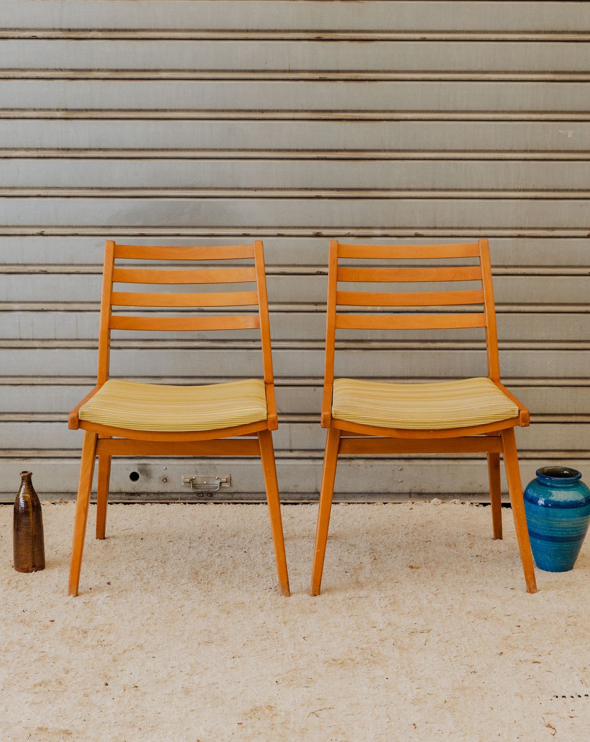 Paire de chaises en bois et tissu vert Alma N°2122 - Bon état, DEBONGOUT