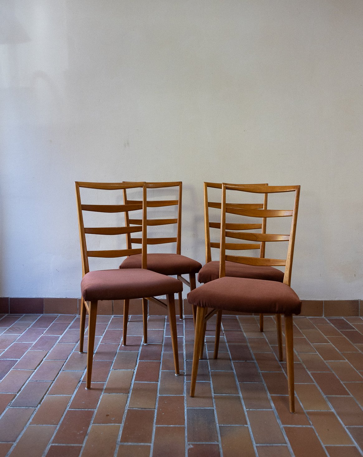 Lot de 4 chaises au tissu terracotta Alma N°1799 - Bon état, DEBONGOUT
