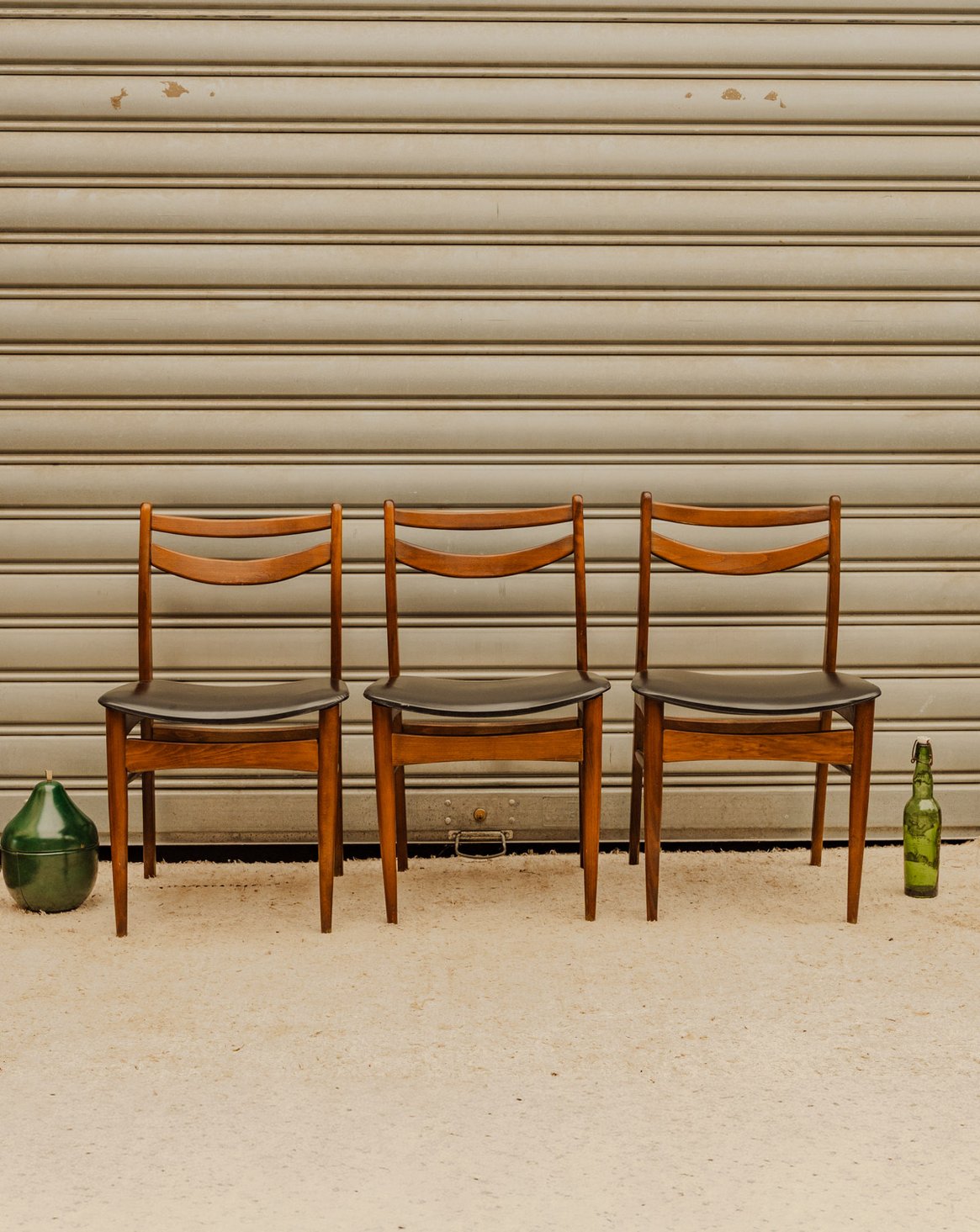 Lot de 3 chaises en bois et cuir noir Alma N°2125 - Bon état, DEBONGOUT