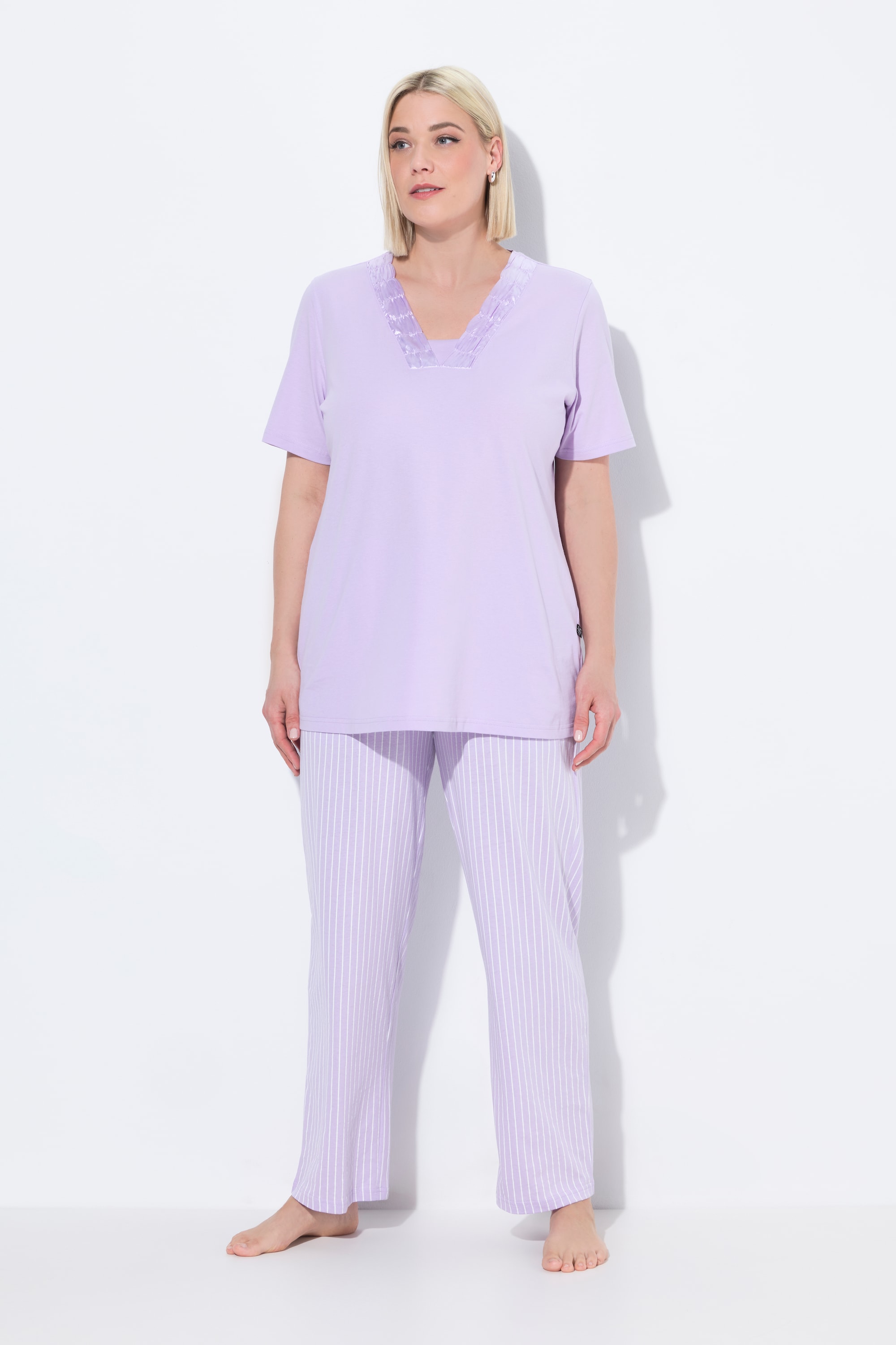 Pyjama à rayures. Manches courtes et col V, ULLA POPKEN