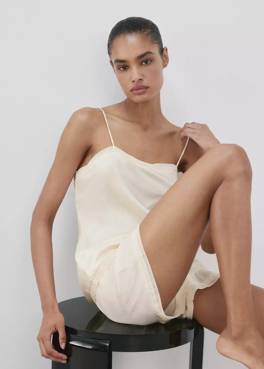 Haut de pyjama satiné à détail en dentelle, MANGO