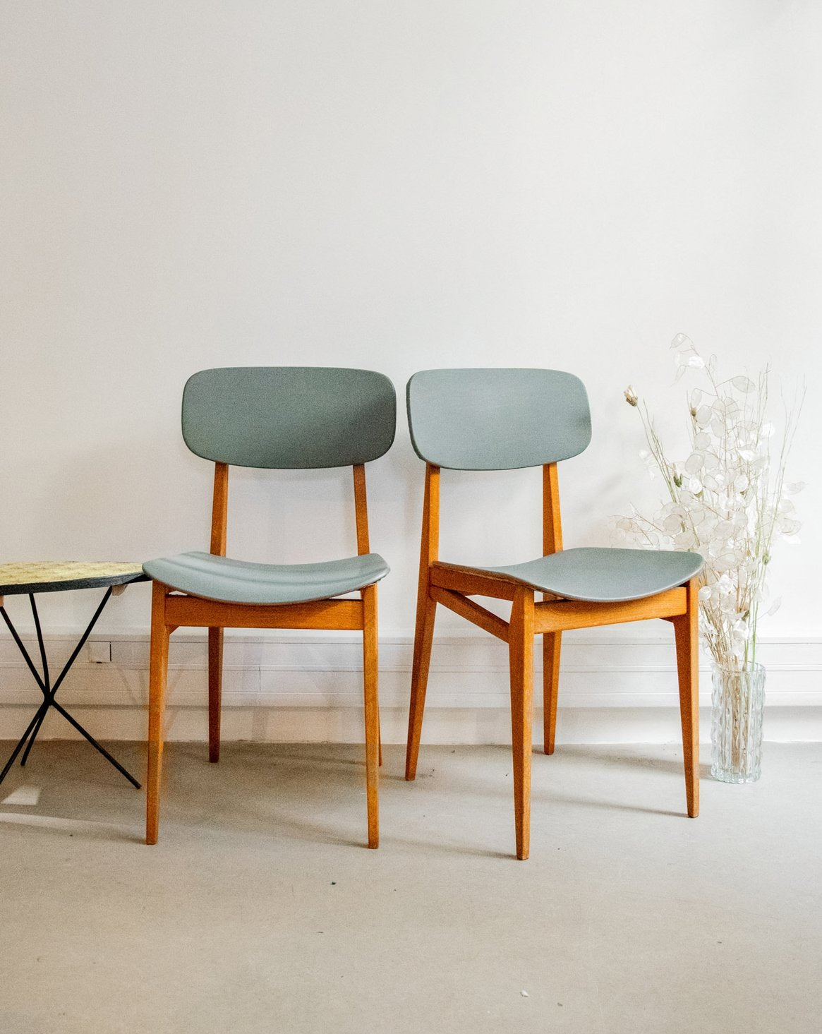 Paire de chaises grise en skaï Alma N°1415 - Bon état, DEBONGOUT