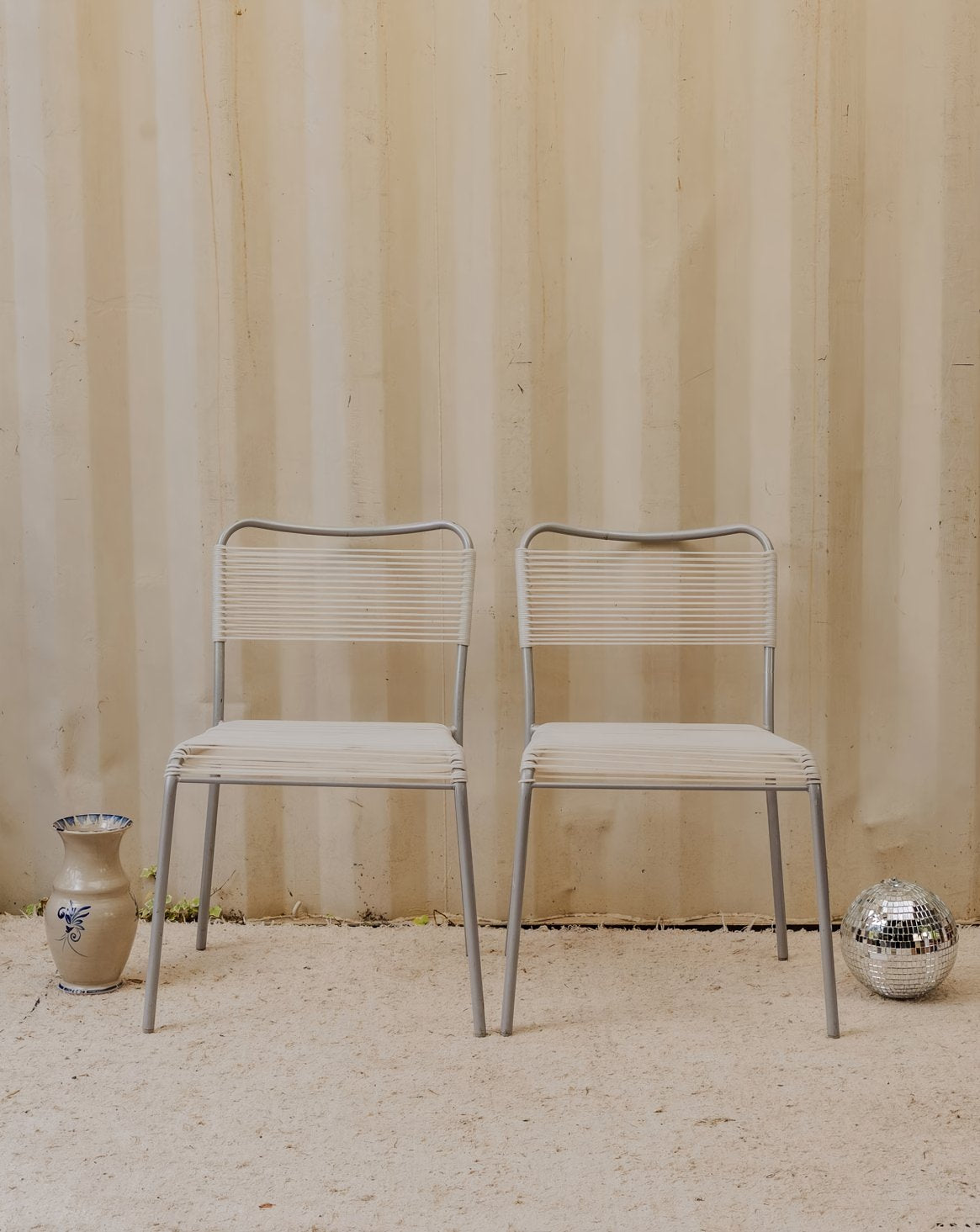 Paire de chaises en métal gris et scoubidou blanc Alma N°1854 - Bon état, DEBONGOUT