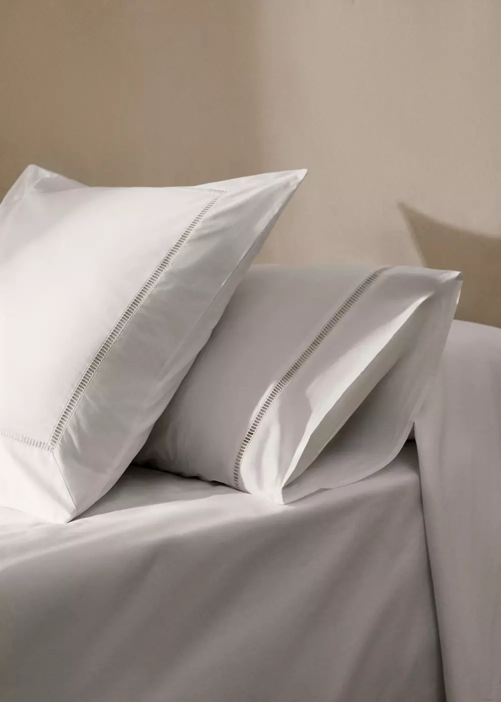 Deux taies d'oreiller percale de coton ajouré 60x60 cm, MANGO HOME