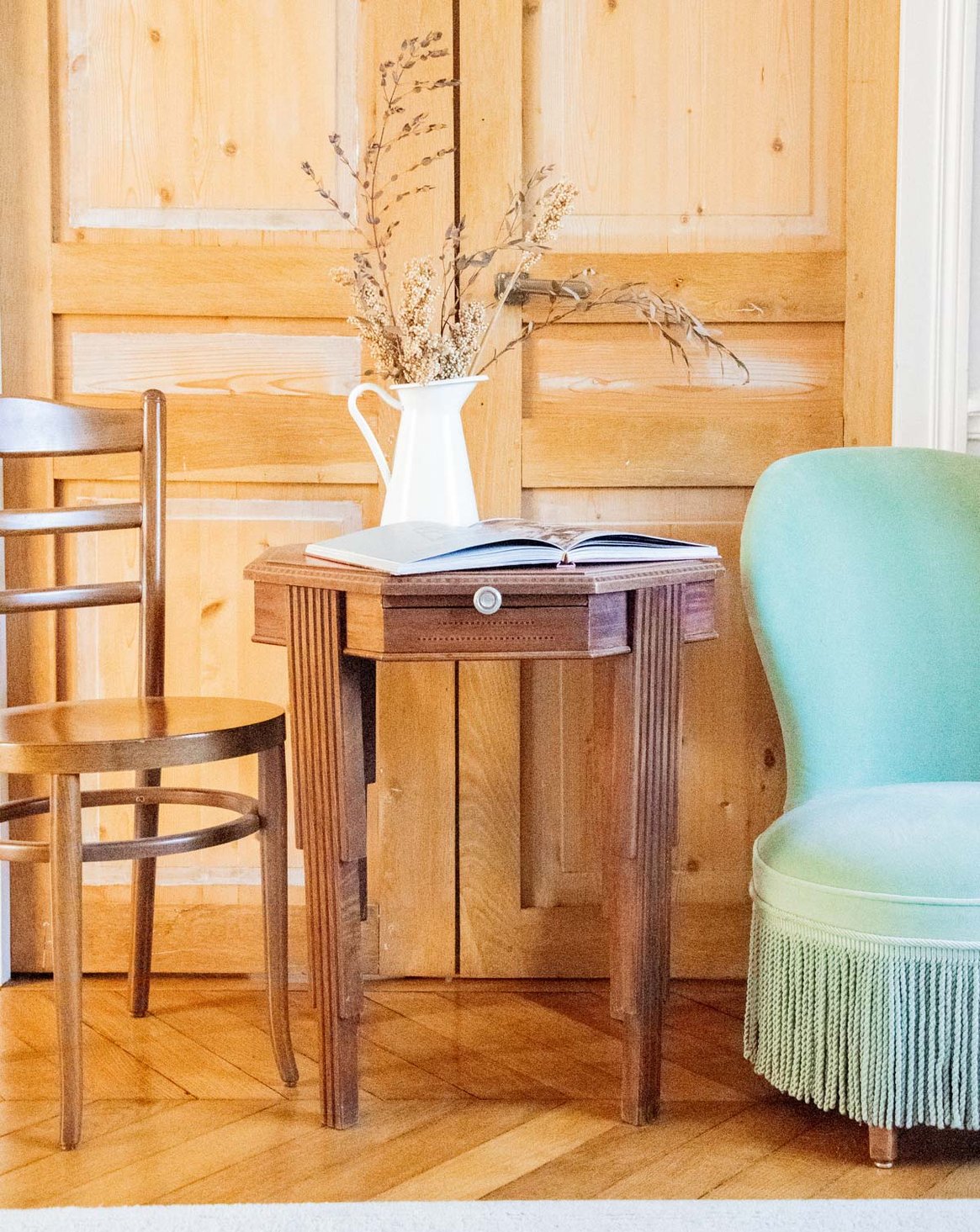 Table d'appoint bois sculpté Hanna N°1239 - Bon état, DEBONGOUT