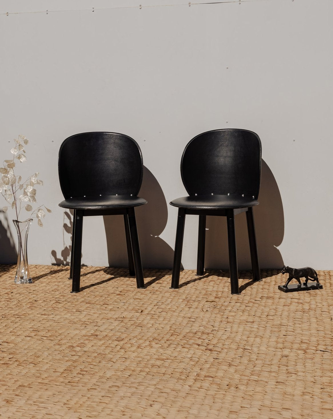 Paire de chaises en cuir noir Alma N°1448 - Bon état, DEBONGOUT