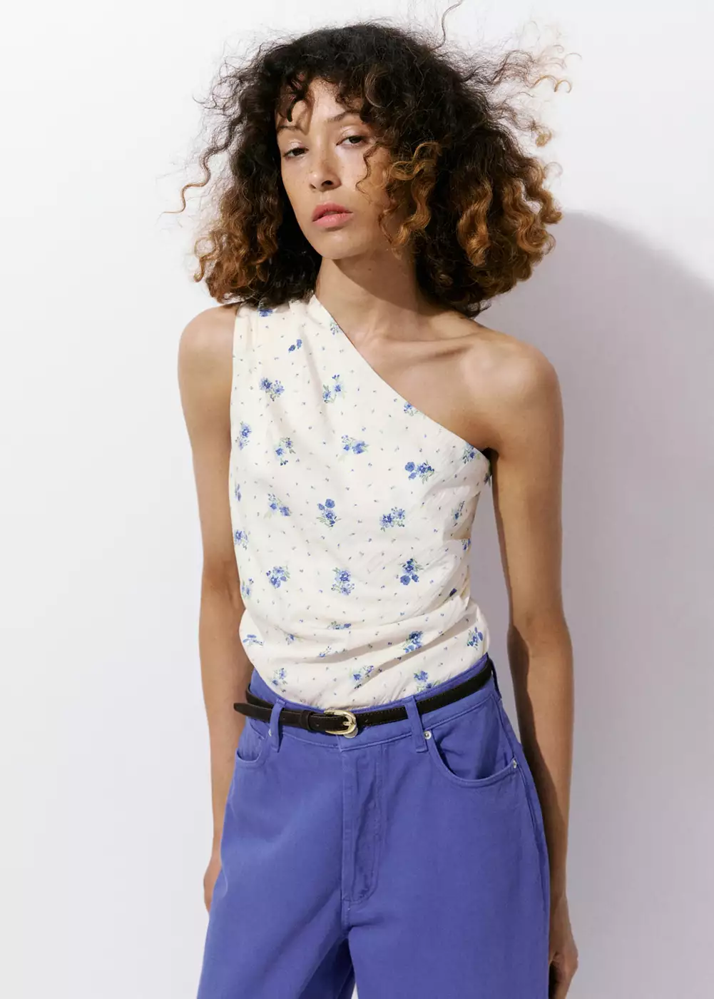Top asymétrique à fleurs, MANGO