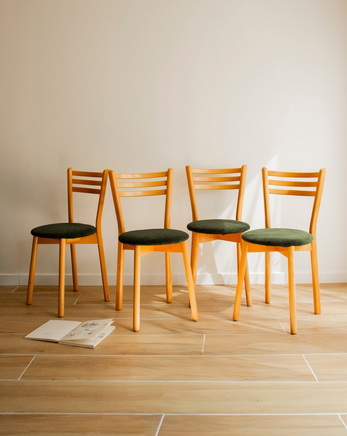 Lot de 4 chaises aux lignes épurées Alma N°1866 - Bon état, DEBONGOUT
