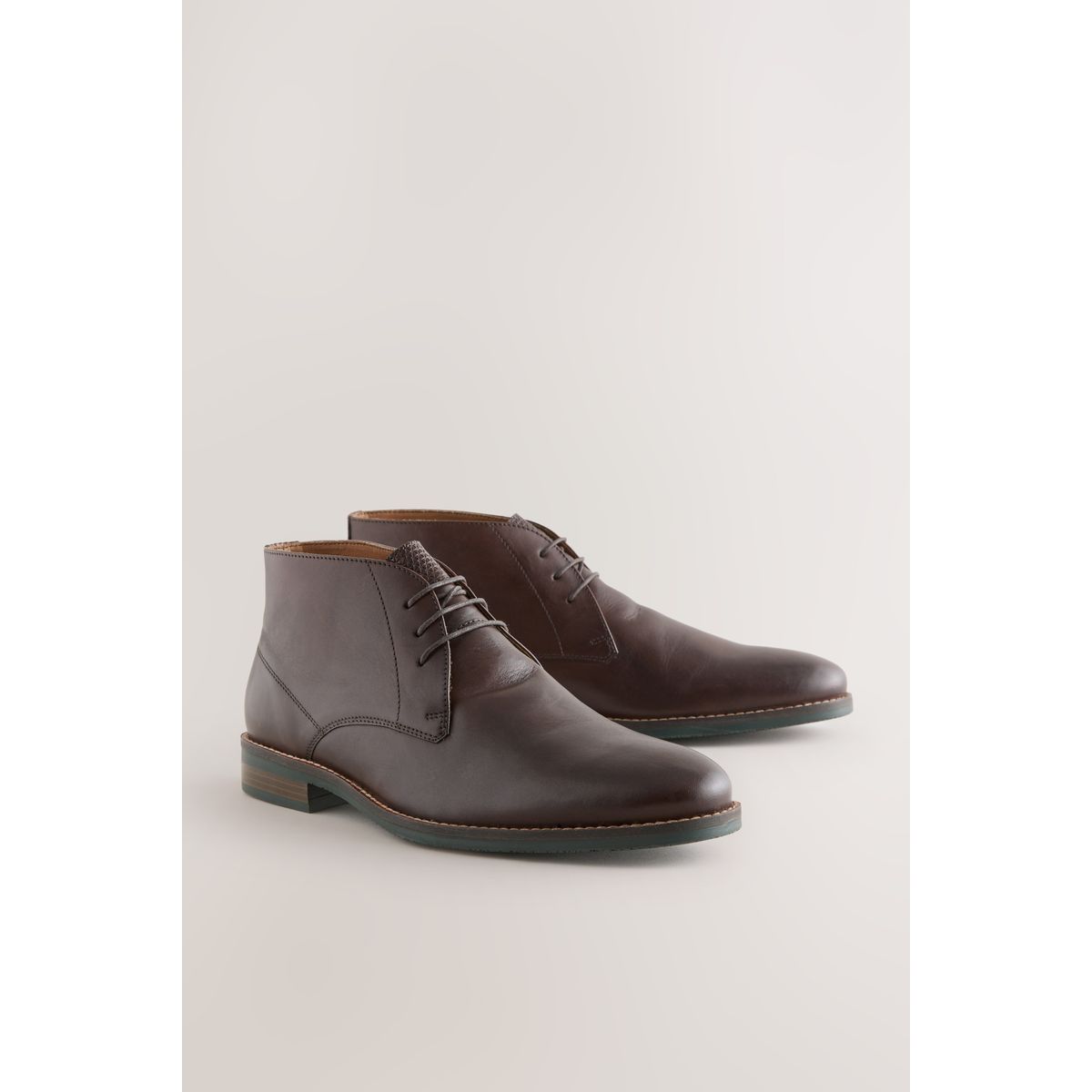 Bottines chukka avec semelle contrastée, NEXT