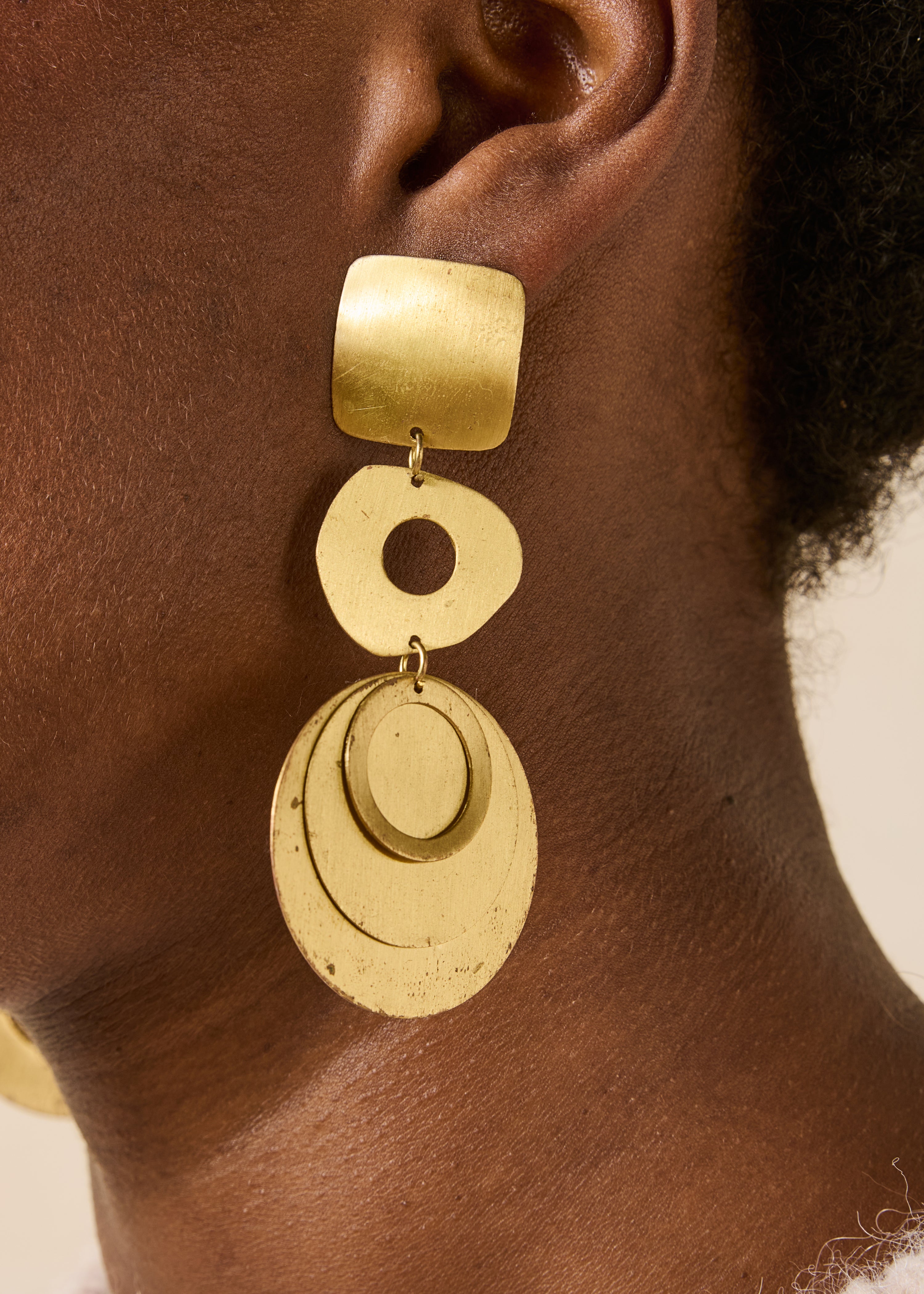 Boucles d'oreilles longues dorées, LA FEE MARABOUTEE