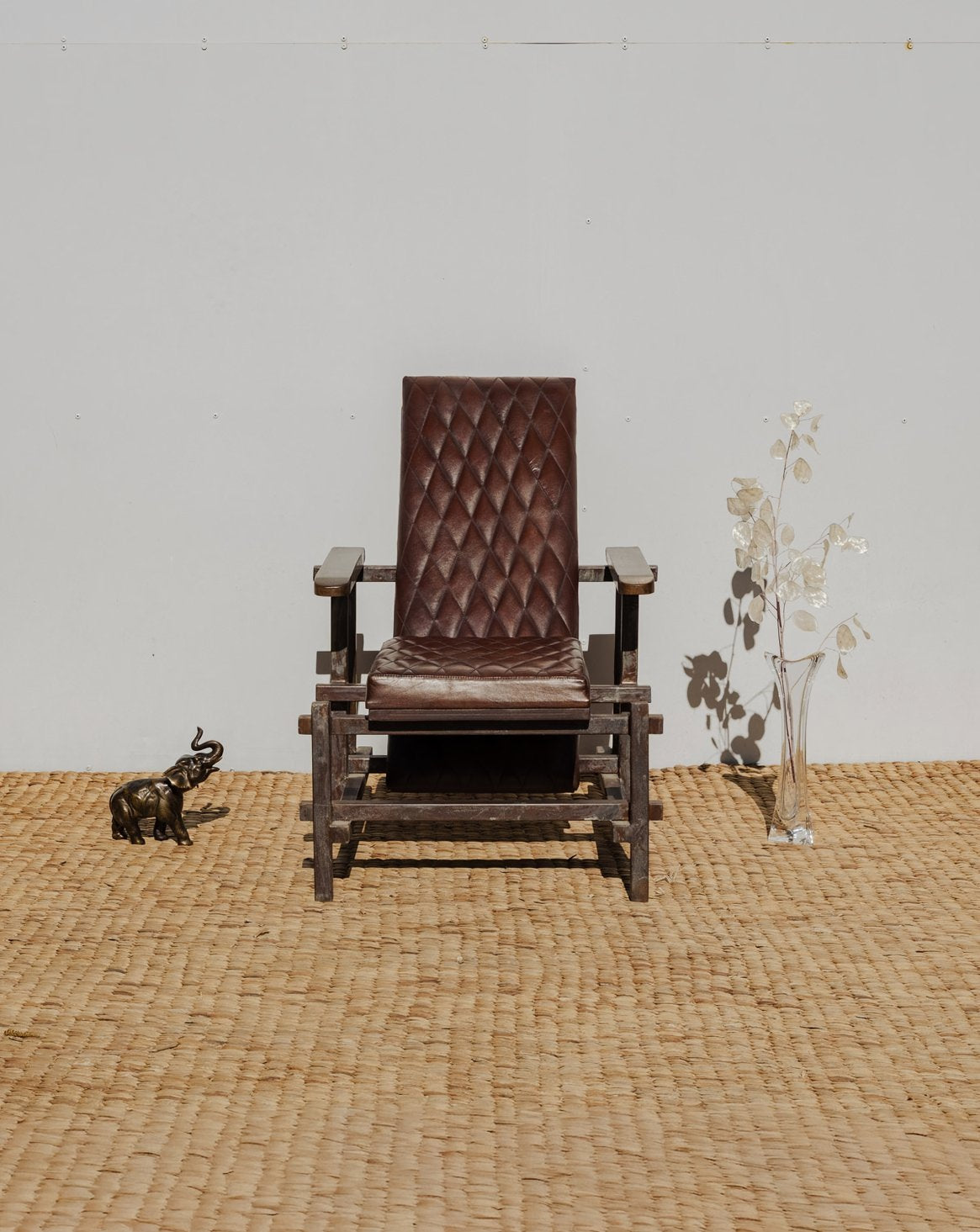 Fauteuil en bois et cuir marron Emmanuel N°18 - Bon état, DEBONGOUT