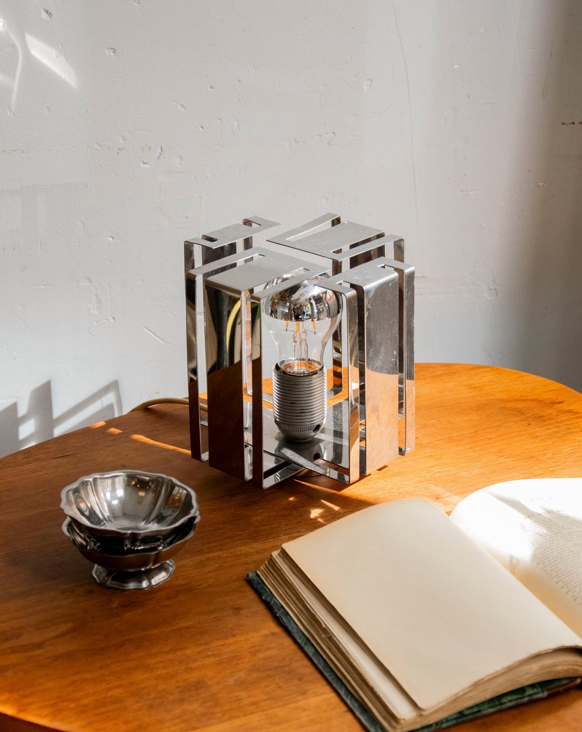 Lampe à poser en inox à la forme géométrique Julia N°1065 - Bon état, DEBONGOUT
