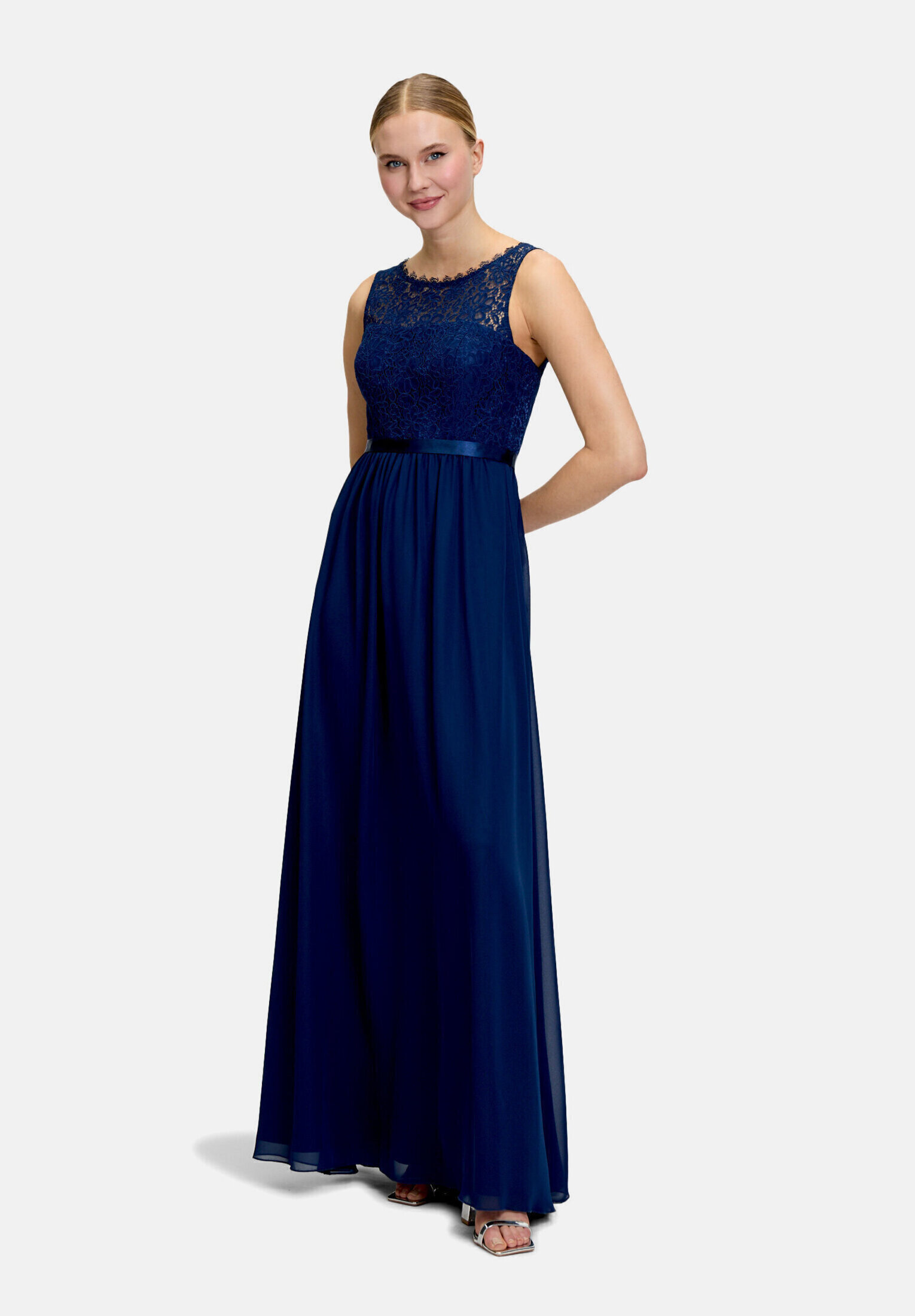 Robe de soirée en dentelle, VERA MONT