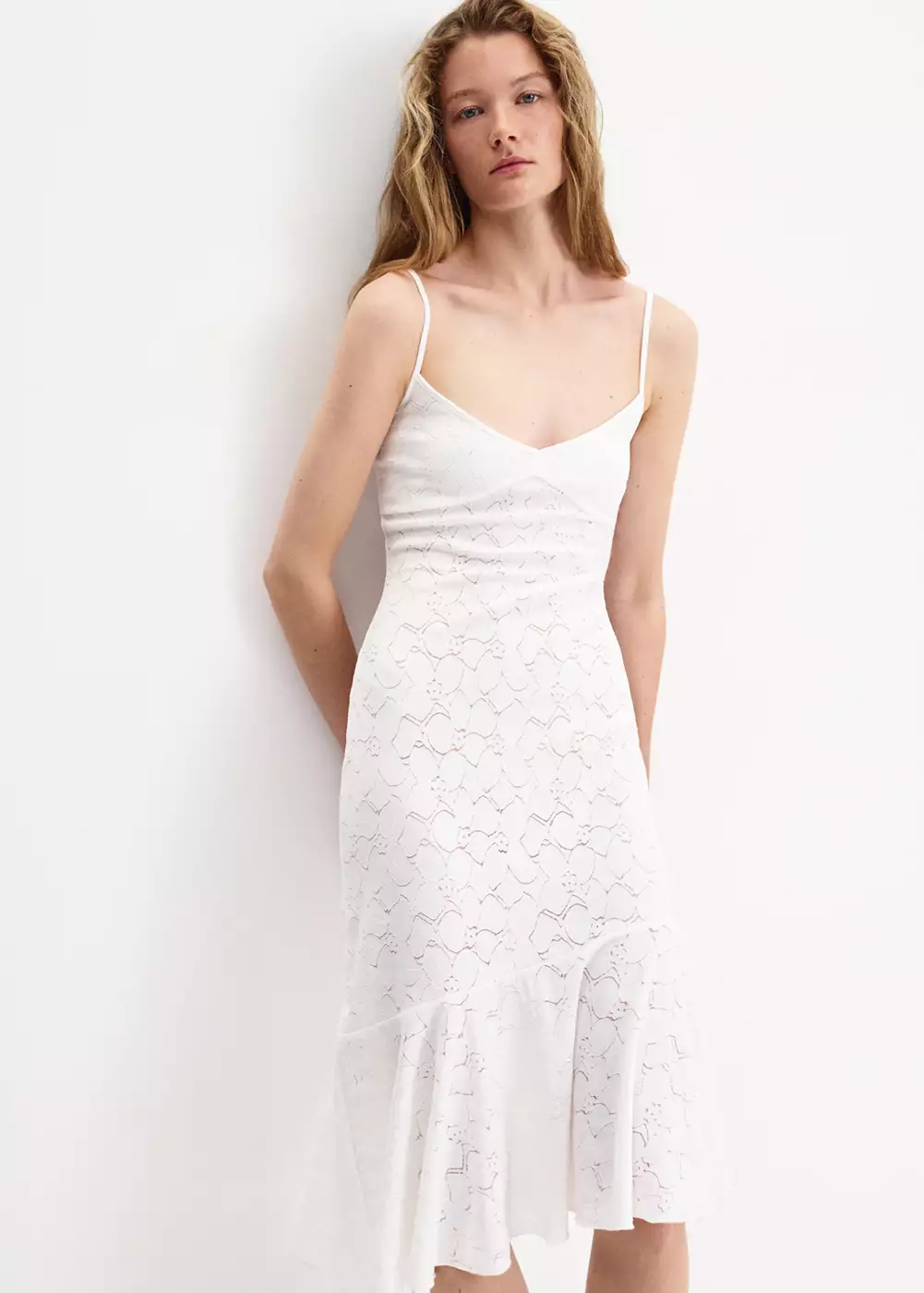 Robe ajourée à volant asymétrique, MANGO