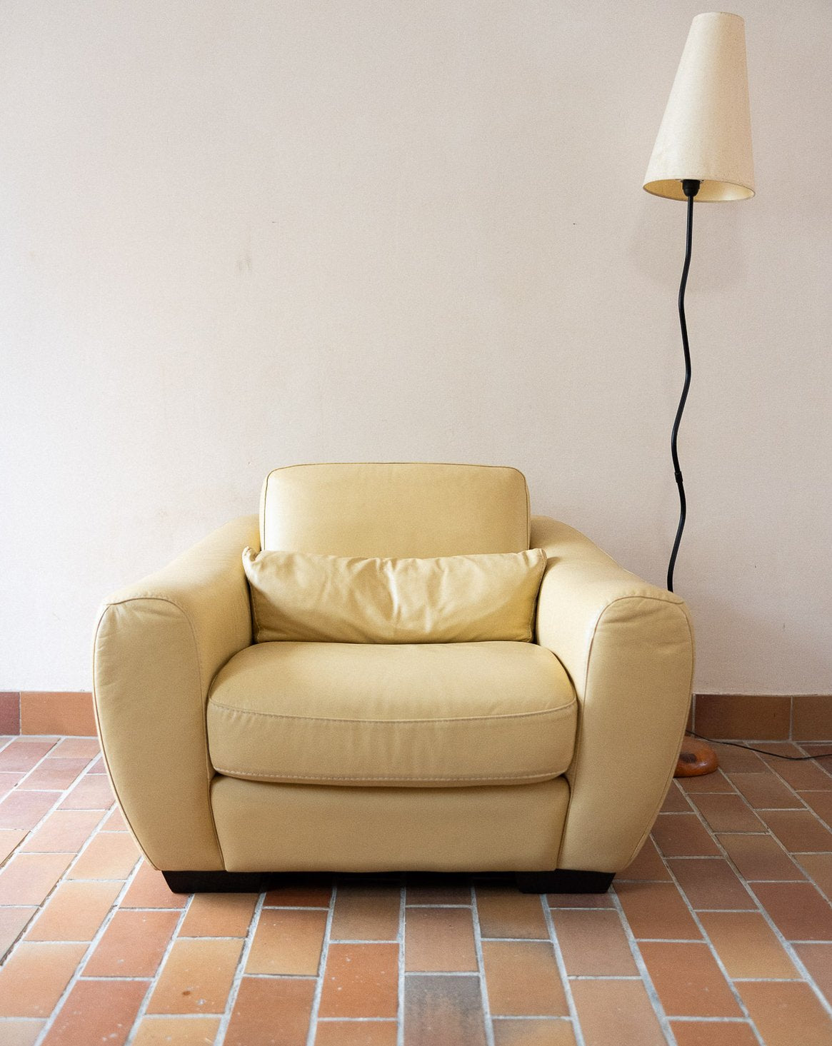 Fauteuil jaune beurre Jakob N°1327 - Bon état, DEBONGOUT