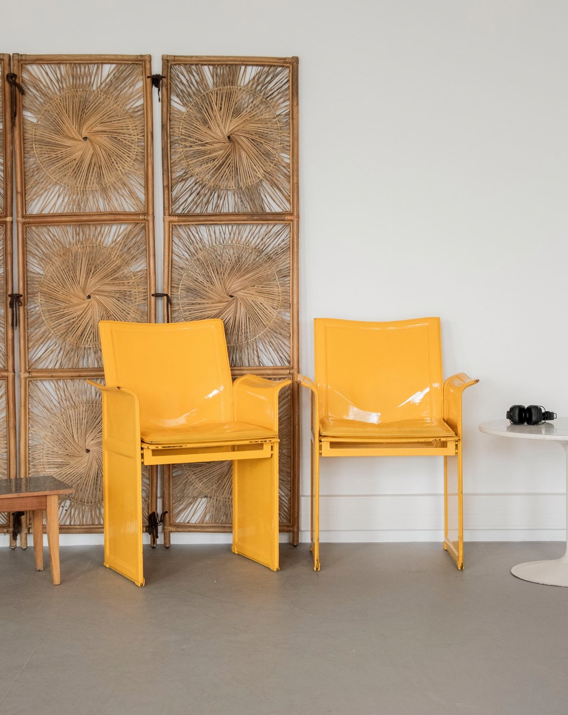 Paire de fauteuils jaunes vernies Jakob N°1267 - Bon état, DEBONGOUT