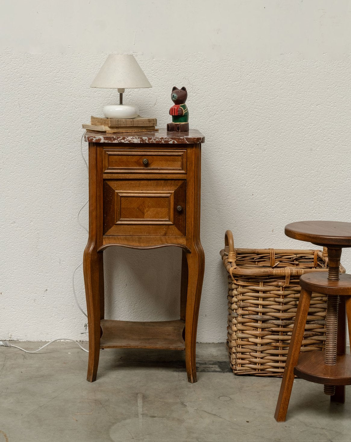 Table de chevet en bois et marbre rouge tacheté Odile N°1615 - Bon état, DEBONGOUT