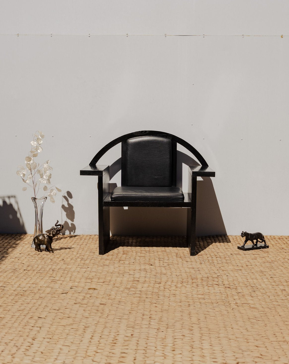 Fauteuil en bois et cuir noir Jakob N°967 - Bon état, DEBONGOUT