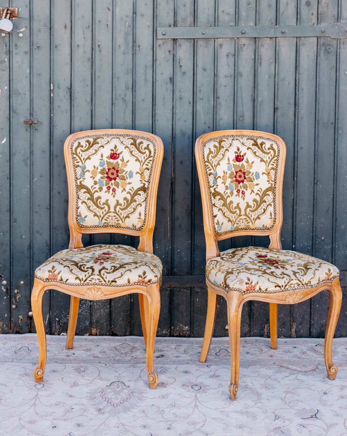 Paire de chaises au tissu floral Claude N°1556 - Bon état, DEBONGOUT