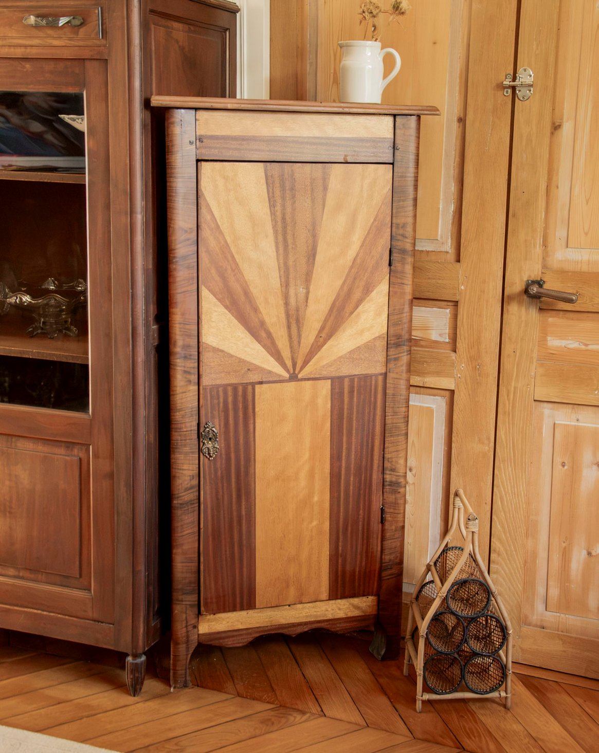 Armoire encoignure en bois marqueté Magda N°732 - Bon état, DEBONGOUT
