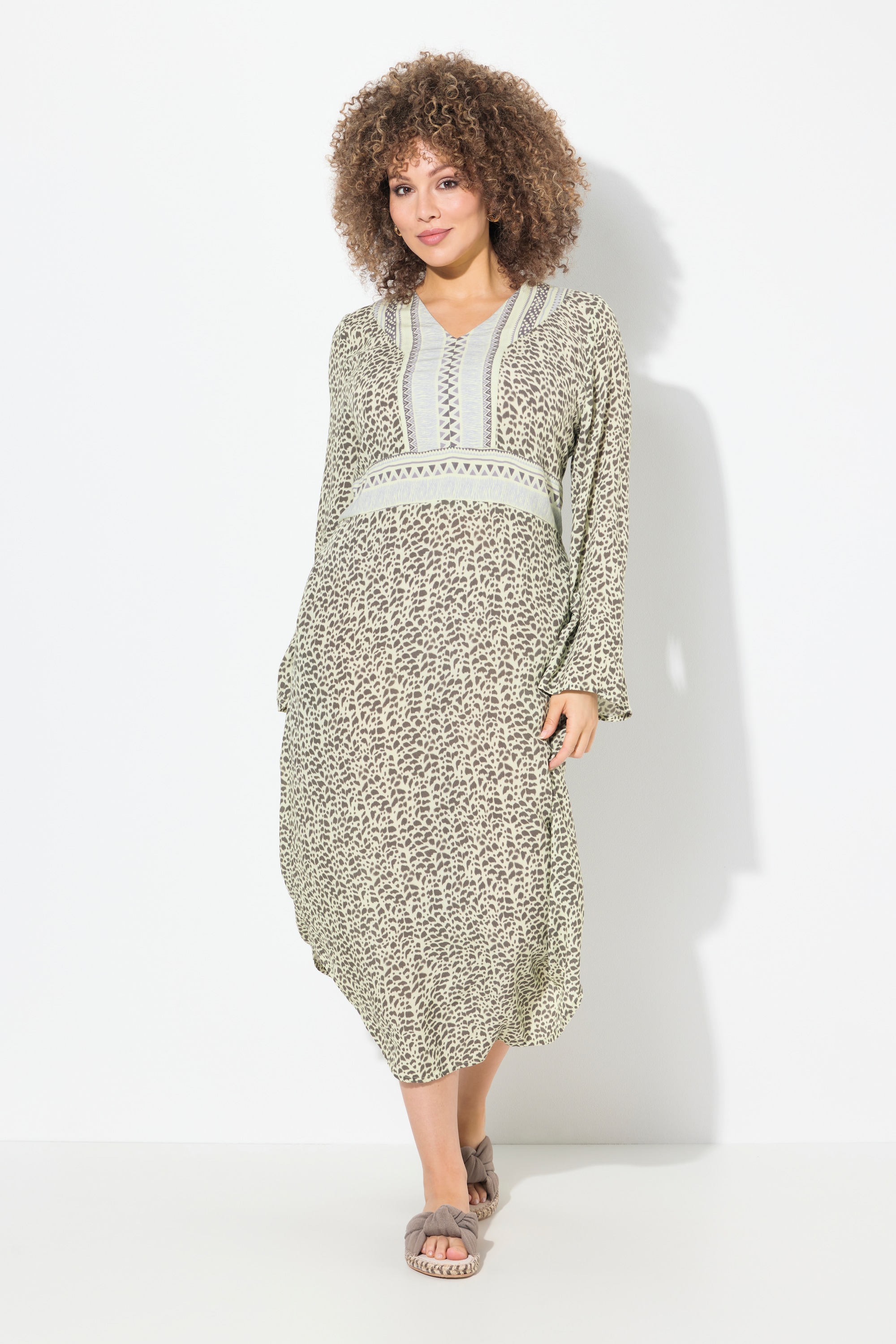 Robe midi. Décolleté en V, ULLA POPKEN