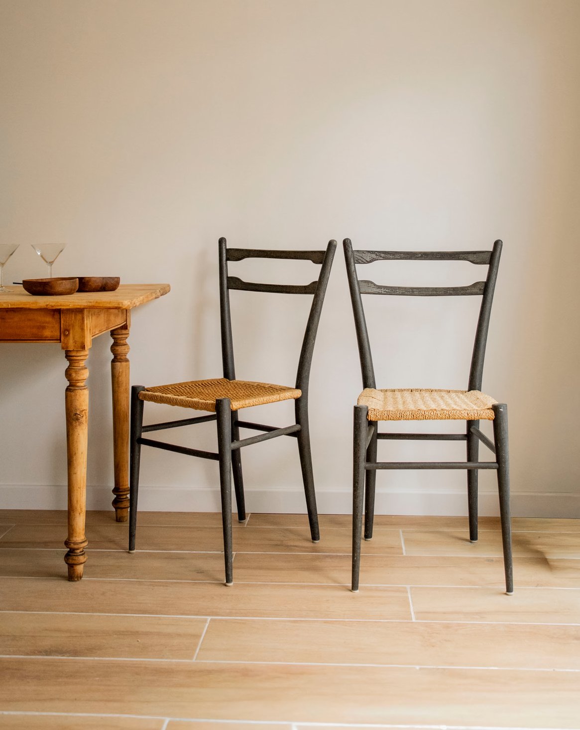 Paire de chaises aux lignes épurées Claude N°1563 - Bon état, DEBONGOUT