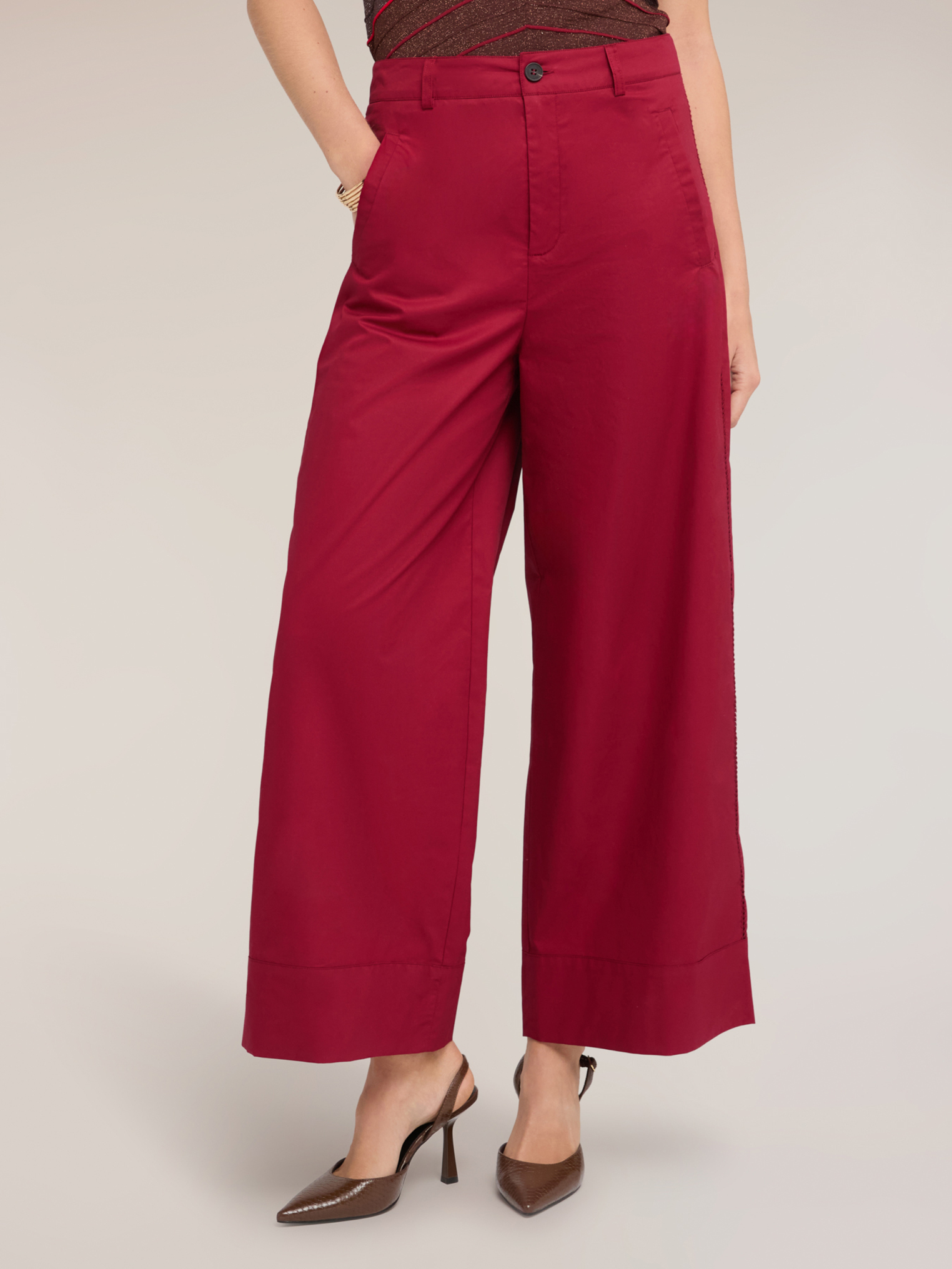 Pantalon cropped, MOTIVI