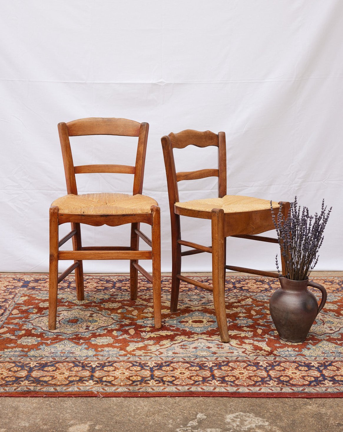 Paire de chaises en bois vintage Claude N°1439 - Bon état, DEBONGOUT