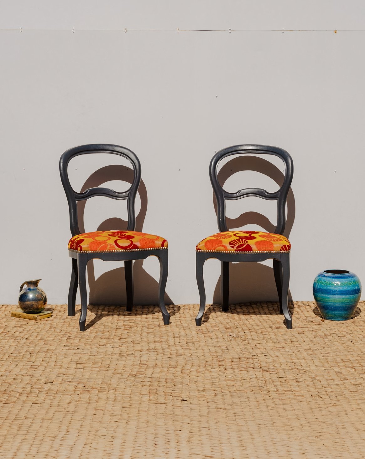 Paire de chaises en bois et motifs colorés Claude N°1142 - Bon état, DEBONGOUT