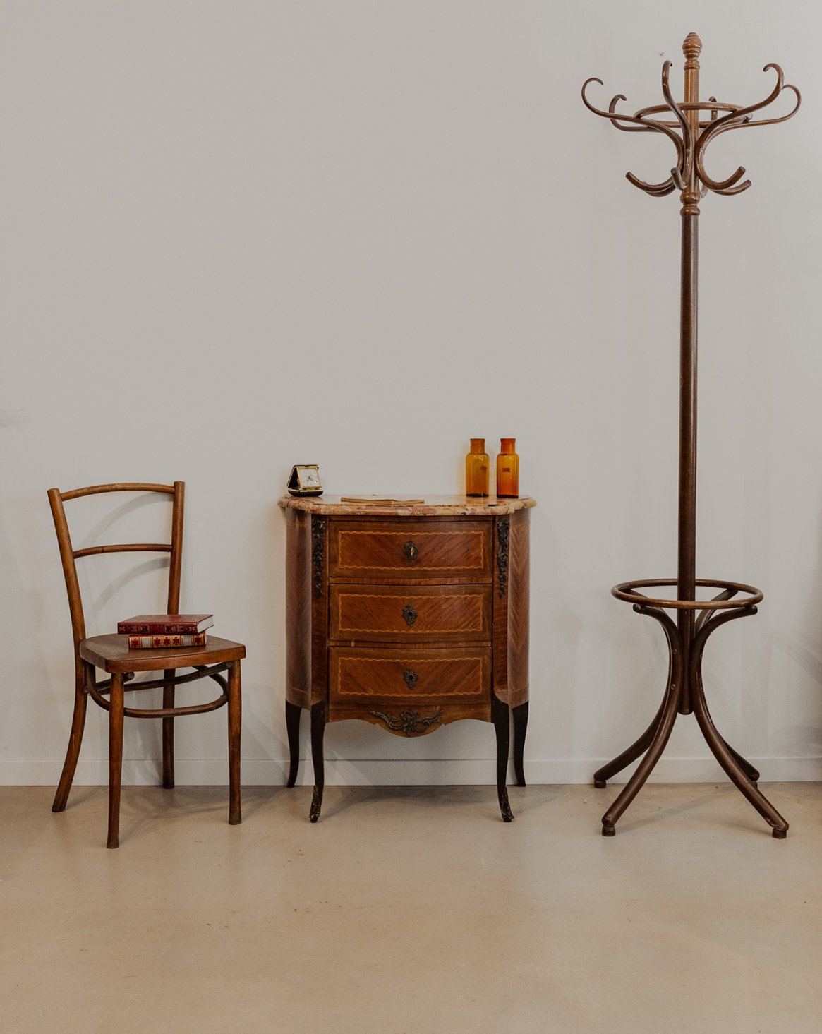 Petit buffet en bois et marbre Gilbert N°888 - Bon état, DEBONGOUT