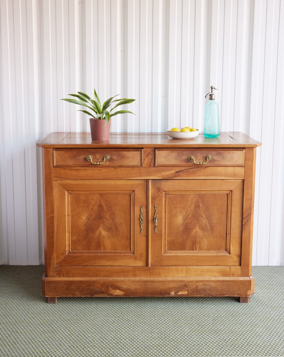 Buffet en bois clair Gilbert N°1727 - Bon état, DEBONGOUT