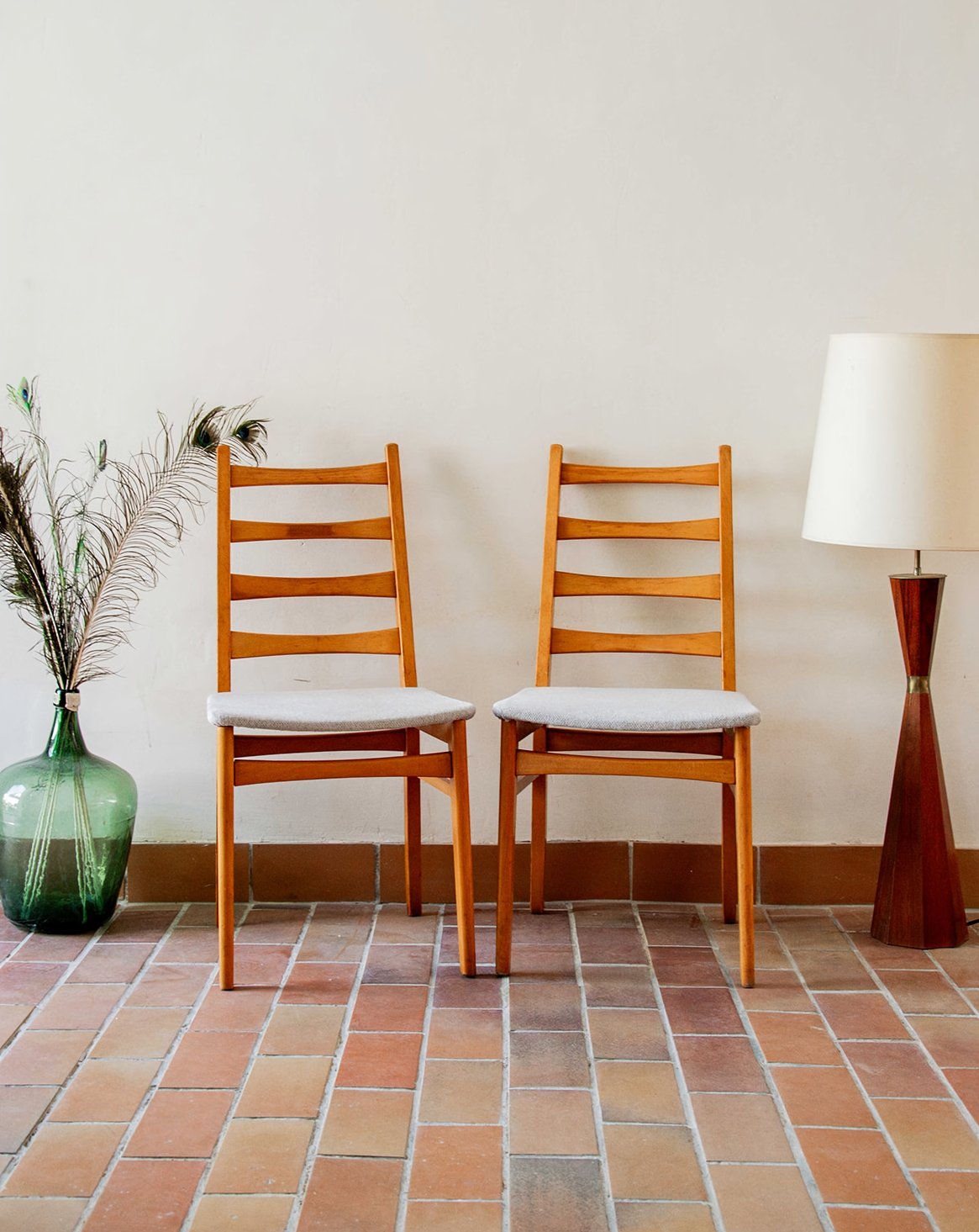 Duo de chaises en bois Alma N°456 - Bon état, DEBONGOUT