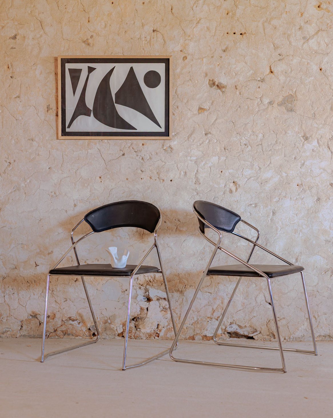 Paire de chaises en cuir noir Alma N°1432 - Bon état, DEBONGOUT