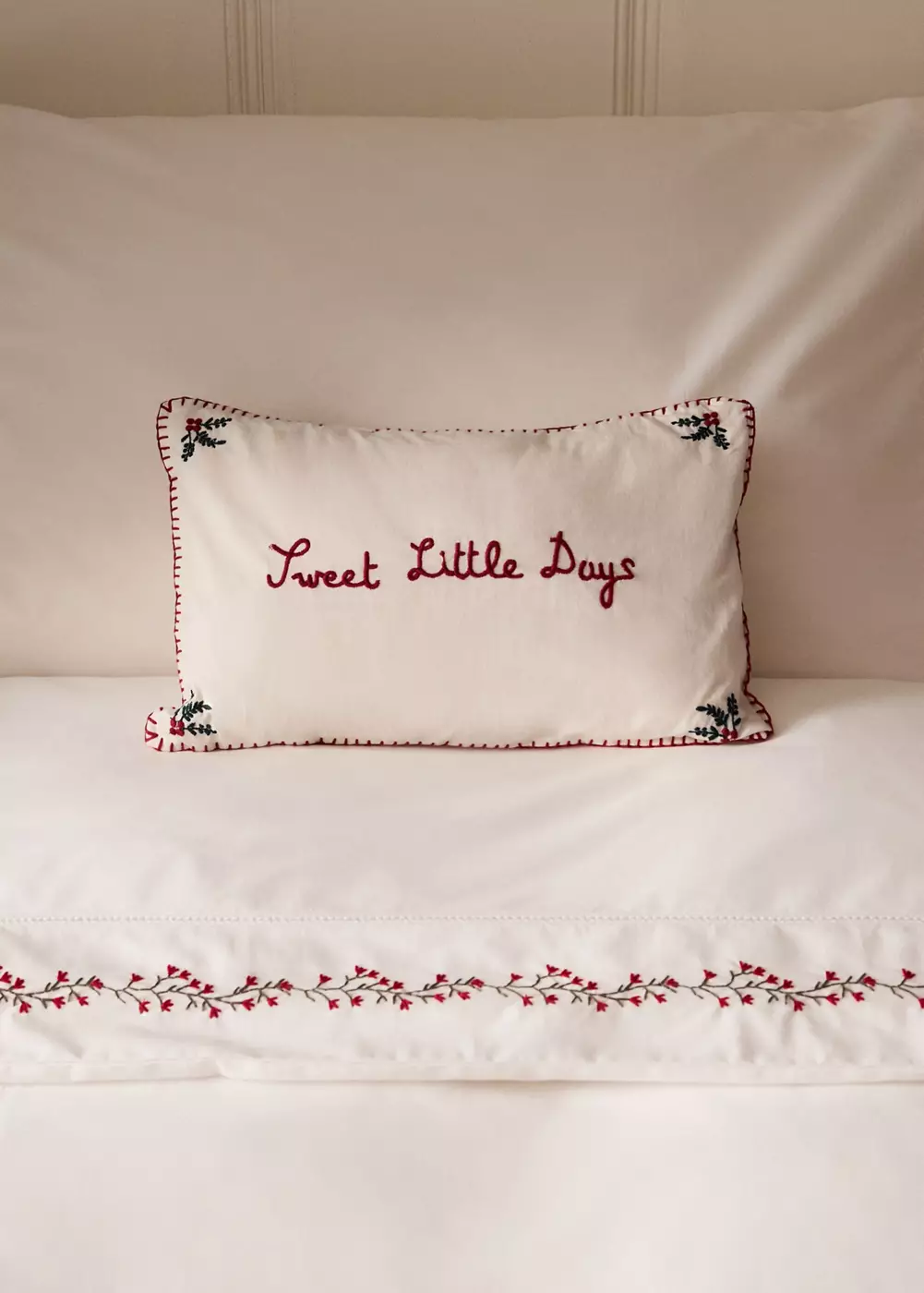 Coussin de Noël brodé 28 x 20 cm, MANGO HOME