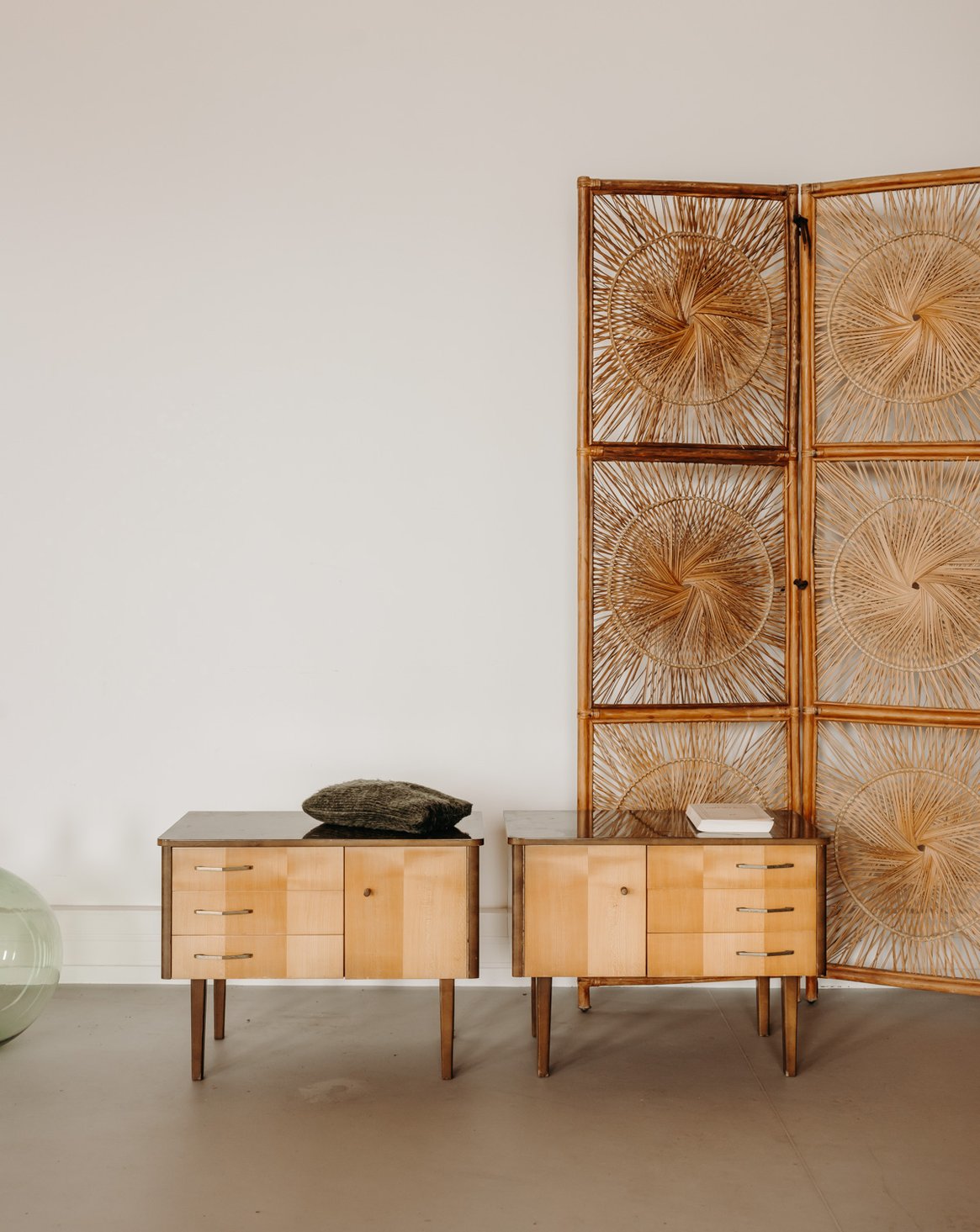 Paire de tables de chevet au placage en bois Maïa N°1593 - Bon état, DEBONGOUT