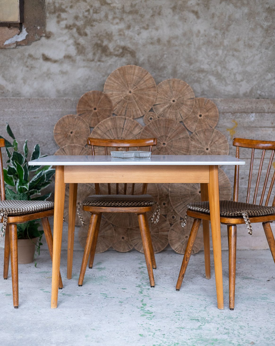 Ensemble de table et chaises scandinaves Auguste N°22 - Bon état, DEBONGOUT
