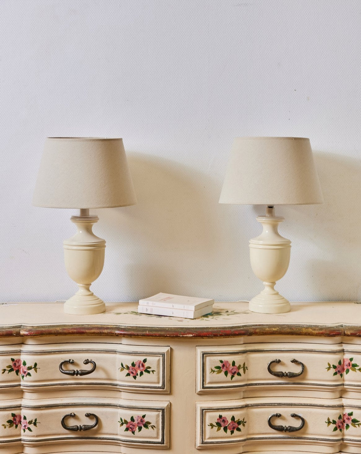 Paire de lampes à poser laqué ivoire Suzanne N°503 - Bon état, DEBONGOUT