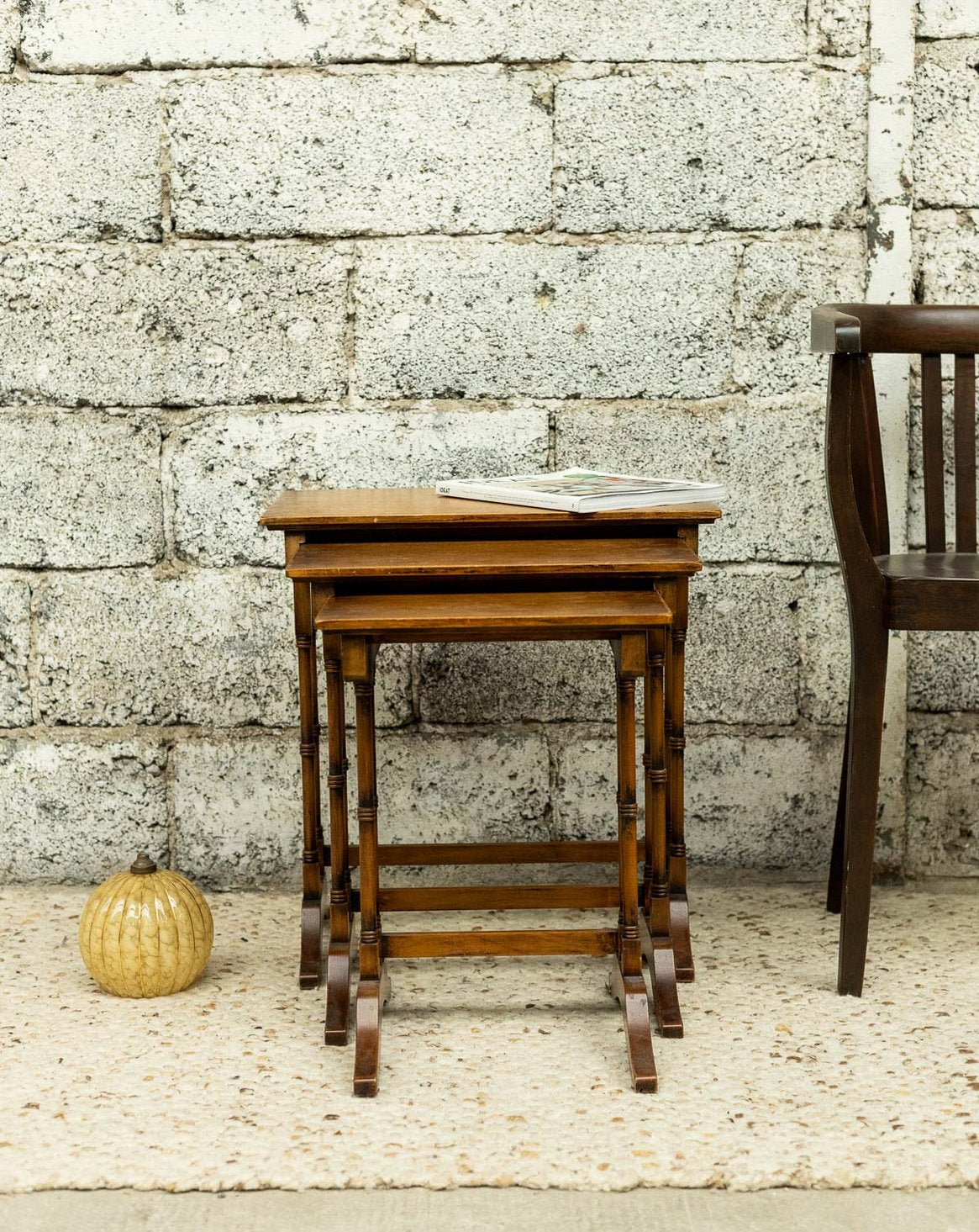 Table gigogne aux pieds en bois tourné Barbara N°182 - Bon état, DEBONGOUT