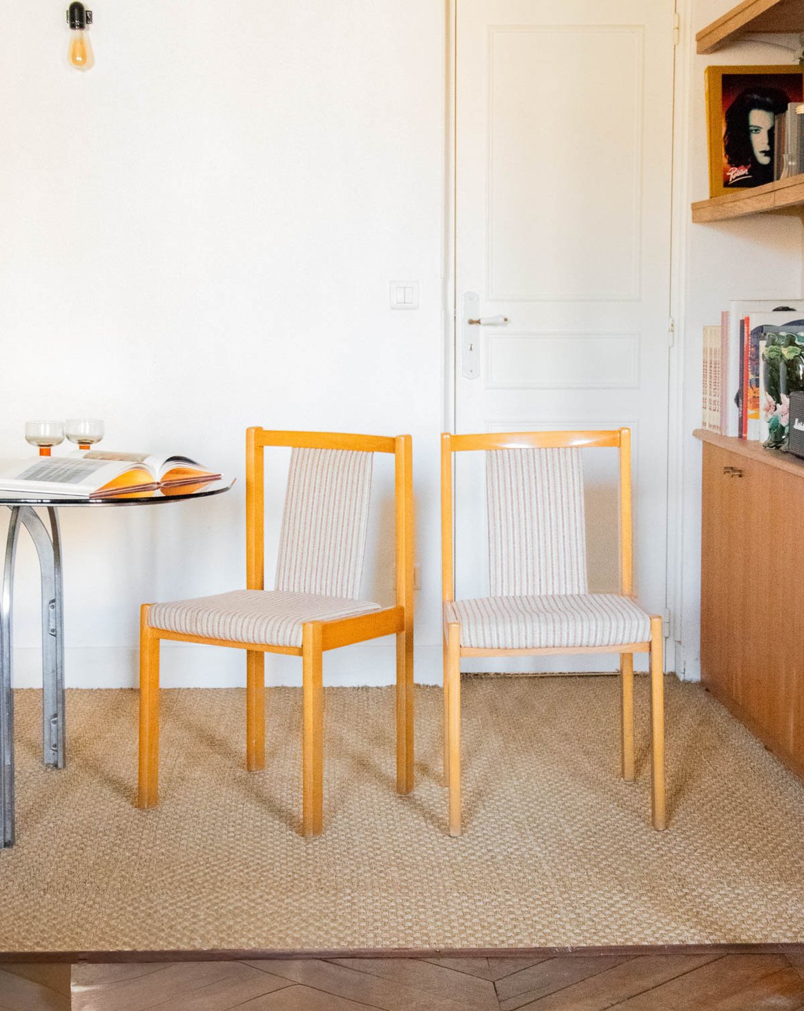 Lot de 2 chaises rayées en bois clair Alma N°1341 - Bon état, DEBONGOUT