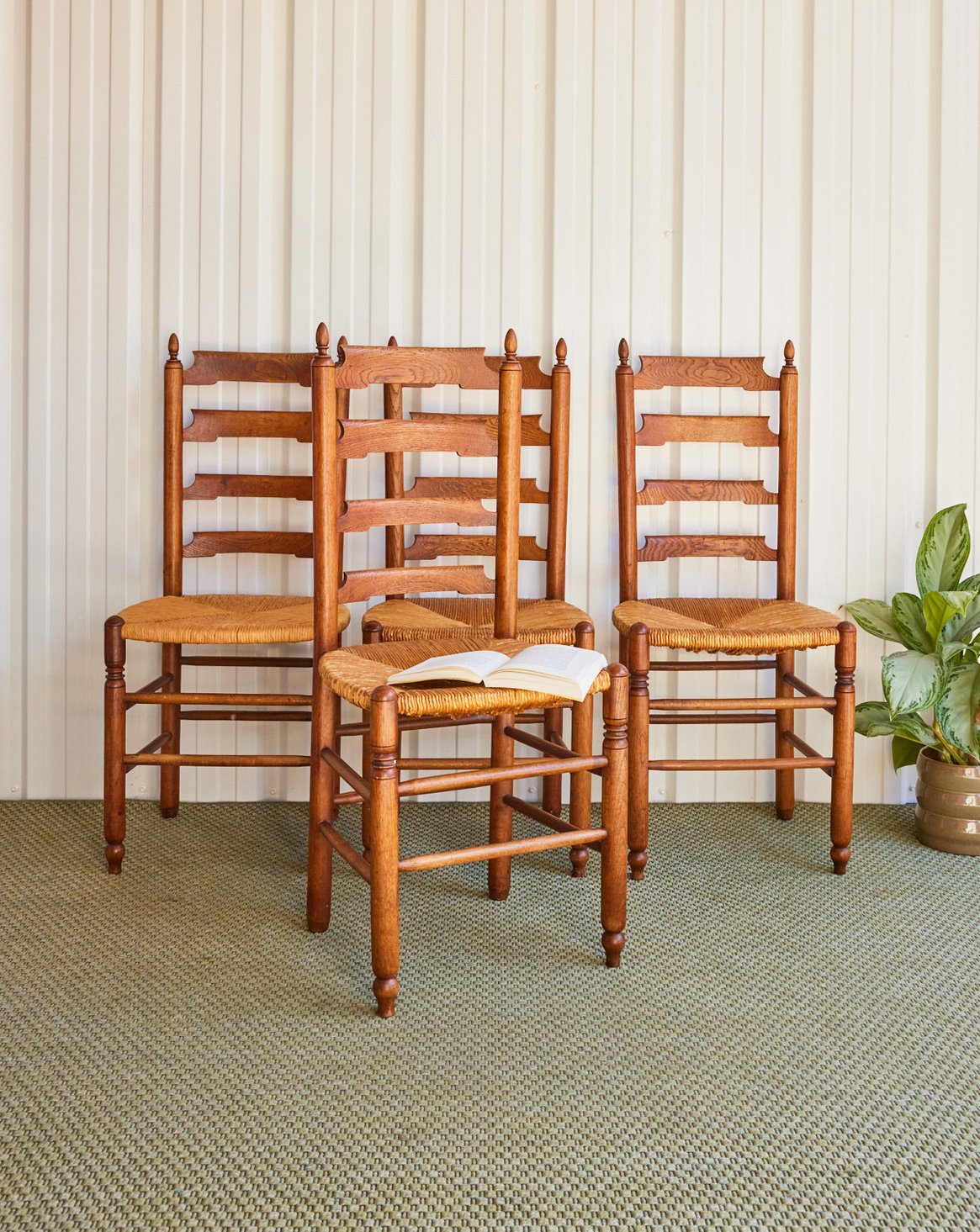 Lot de 4 chaises en bois Claude N°1132 - Bon état, DEBONGOUT